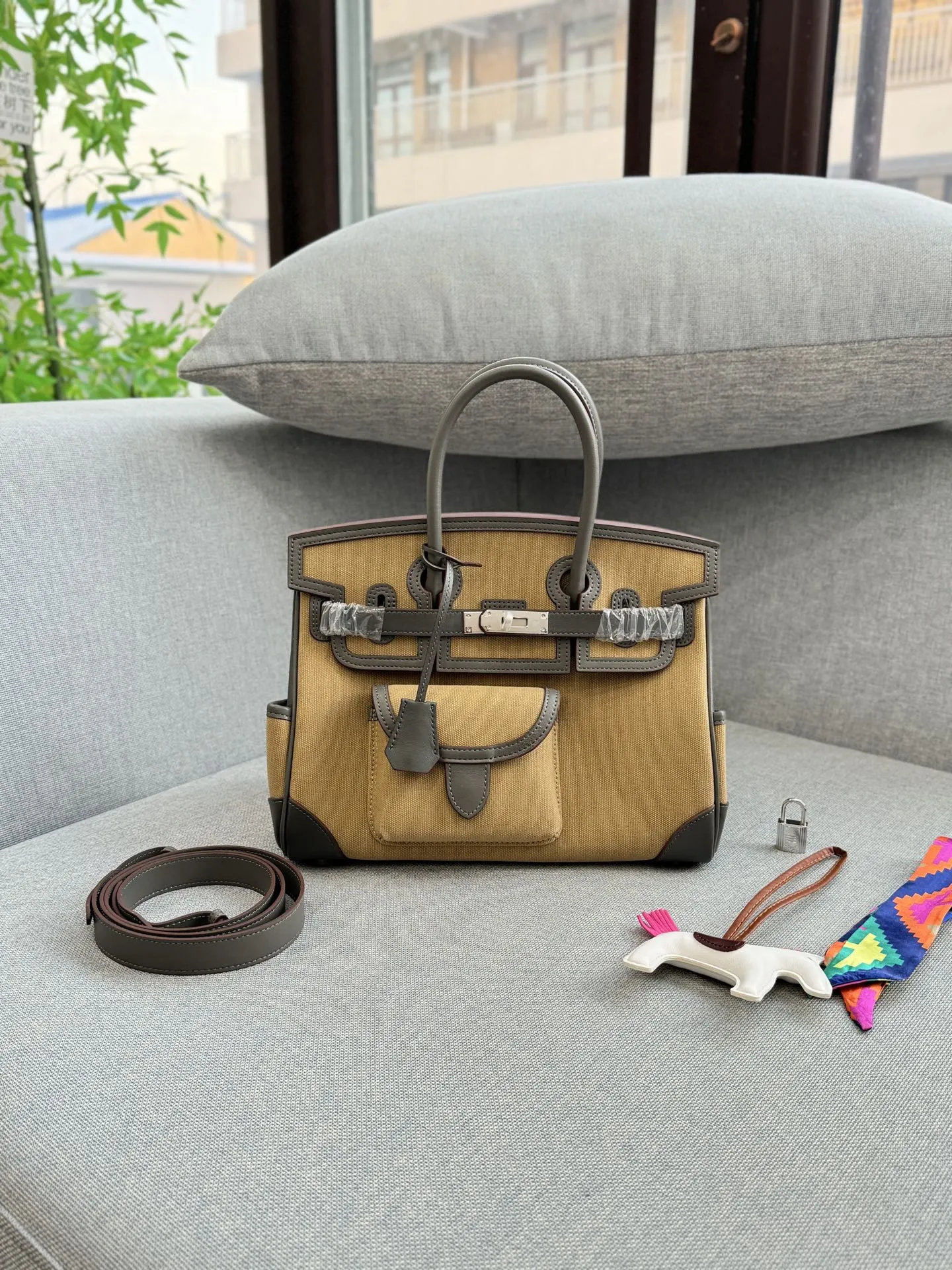 头层牛皮大💰315 头层牛皮小💰305 size：30&times;21/25&times;20 HERMES爱马仕 Birkin 帆布拼皮 铂金包手提包 拼接设计很特别 容量也够大，日常用很方便 背上就是温柔又利落的风格 包包风格休闲工装，日常穿搭都能hold住👍🏼 Cargo是真好用！！！ 张惠妹爱不离手的Cargo