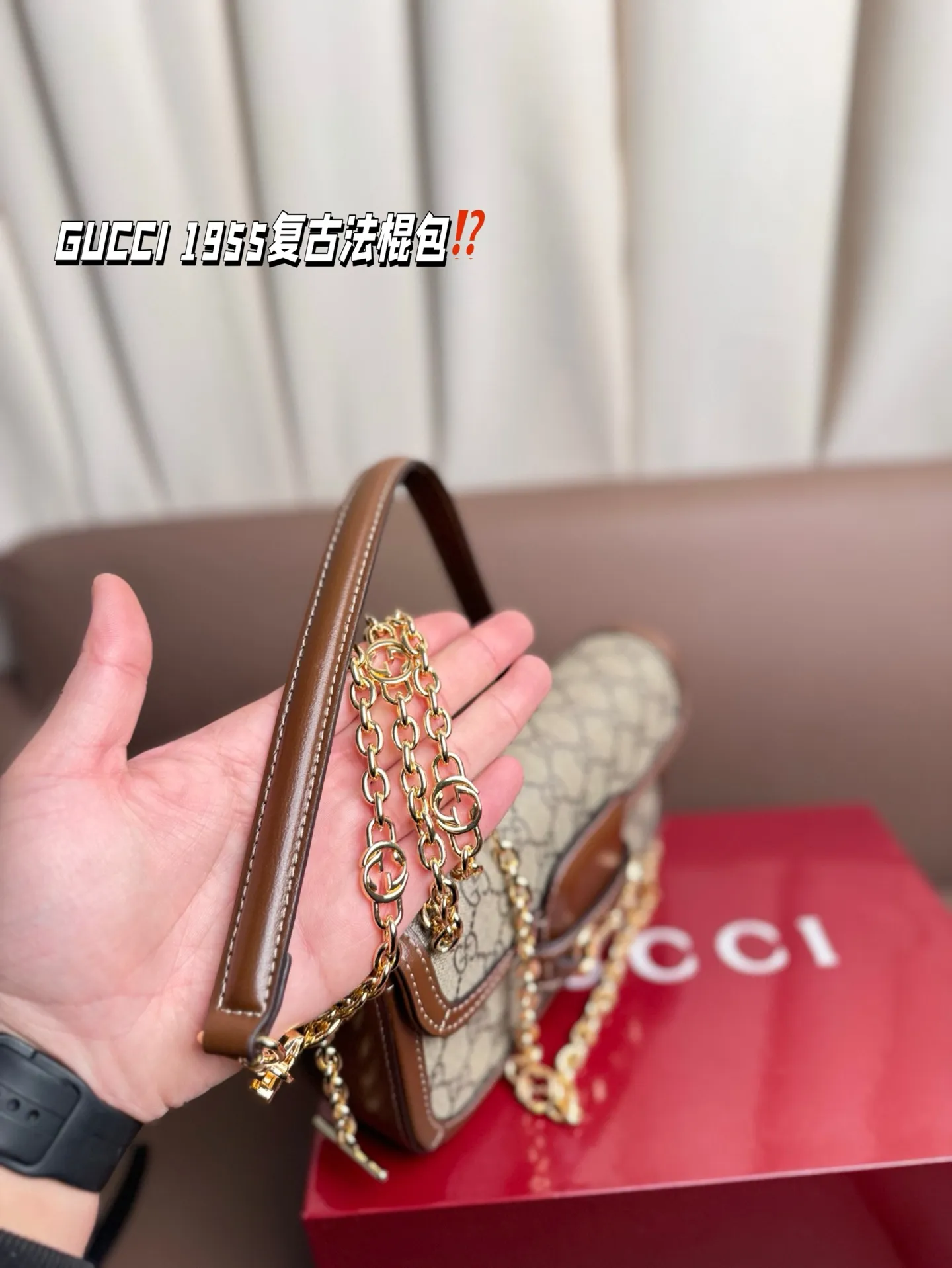 P190 GUCCI 1955复古法棍包。 GUCCI 1955家族又新填一位新成员在原有的经典马鞍包设计上等比例缩小定型包工艺显得更加小巧精致 配了一根超美的双Glogo金色链条尽显复古摩登之美 尺寸23*13