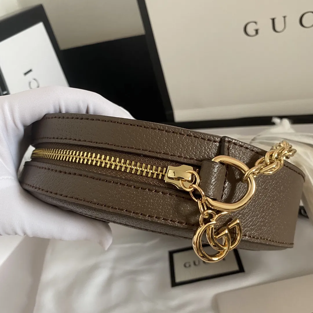 实拍#💰160 型号:550618咖 尺寸:18*18*4.5 GG Ophidia 系列圆饼好可爱 圆圆造型➕红绿织带!小巧玲珑 可以装的下plus的包包💕 此款肩带为链条配皮