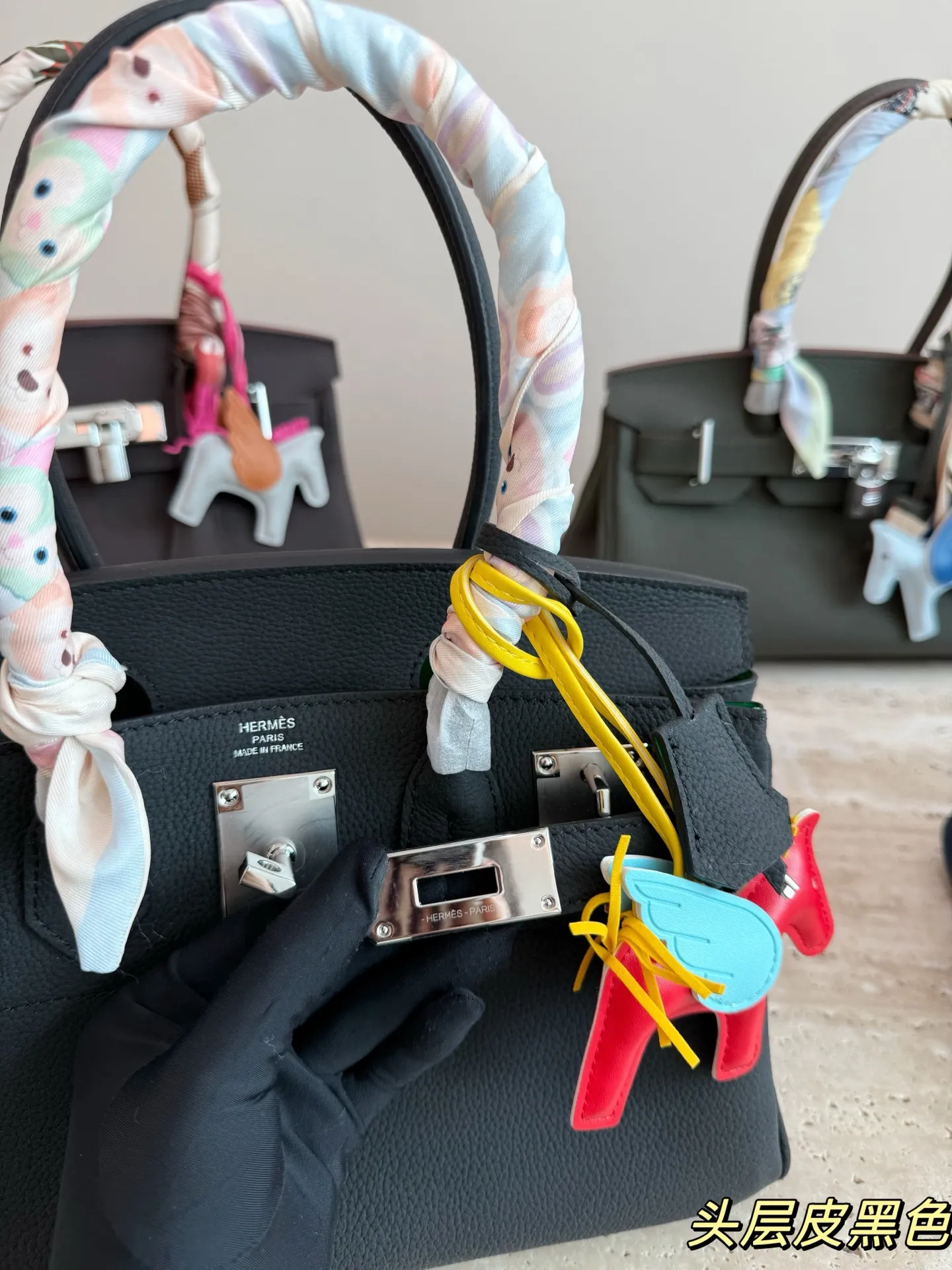 P330 爱马仕Birkin 30黑银手袋 🖤这款Birkin 30黑银手袋,采用黑色Togo小牛皮+银色金属扣,简约大气超有质感✨。30cm容量刚好,通勤日常都能装。手柄缠丝巾,时髦又护手,细节满分!Birkin系列以精湛工艺和稀缺性著称,黑银配色低调高级,百搭不挑衣服,是爱马仕经典款,收藏和实用兼备💼。配盒子