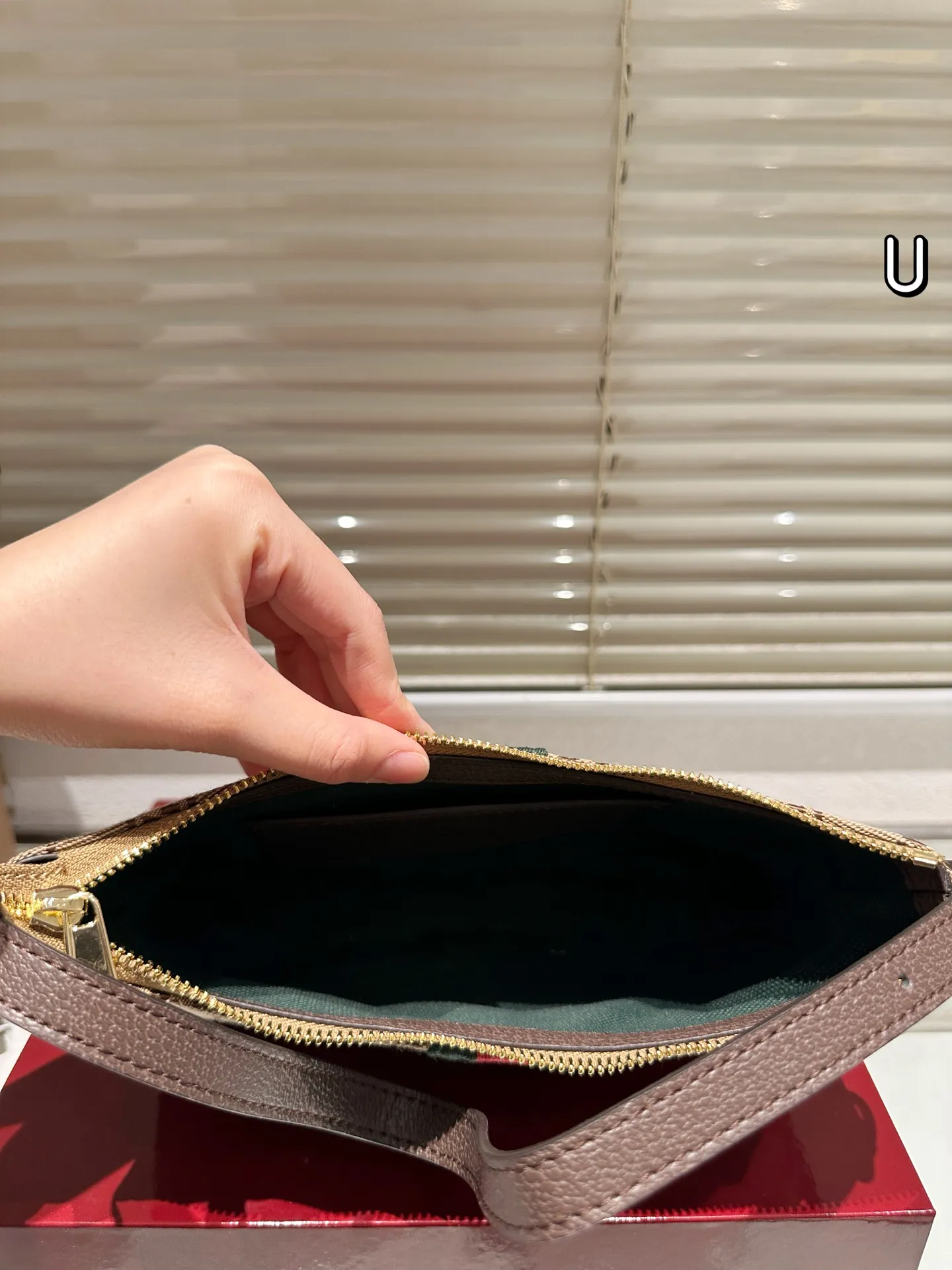 复刻版 P145 Gucci Demna系列迷你单肩包​​ 👜Gucci 迷你单肩包，深棕帆布+双G织带，红绿条纹超有辨识度！复古优雅，迷你尺寸轻便出行，手机钥匙都能装下✨。肩带可调节，单肩斜挎都OK，百搭又实用。灵感来自罗马经典建筑，细节精致，日常通勤或休闲都能轻松驾驭，是Gucci热门入门款，复古控必入！💼 尺寸23.14