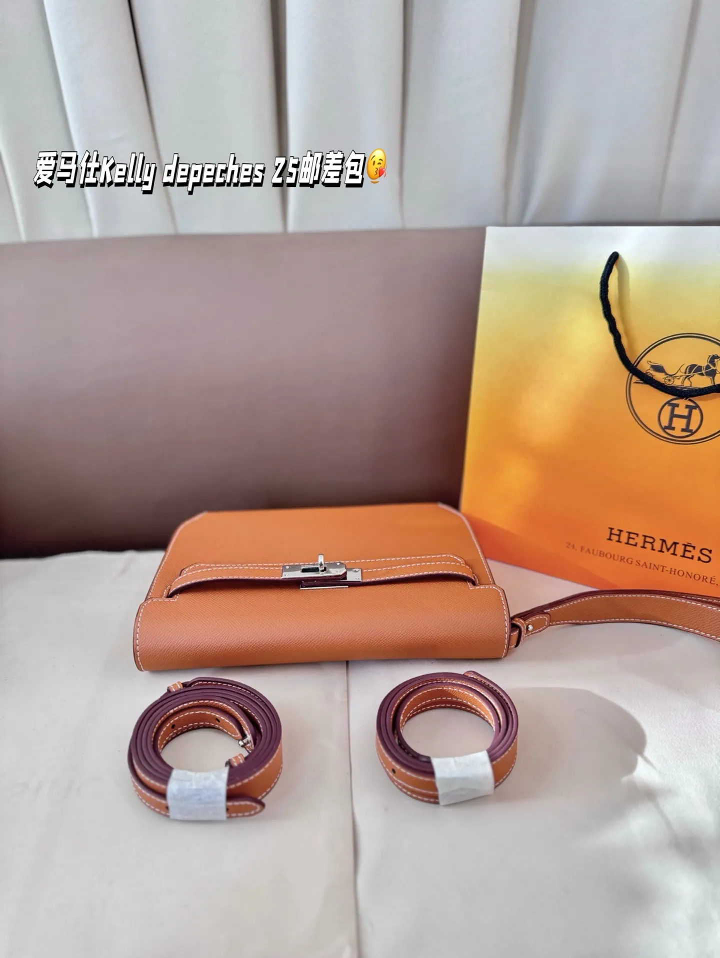 P210 配折叠盒 尺寸25.19cm 爱马仕Kelly depeches 25邮差包包，在Kelly系列里算是很好入手的一款 包包的容量挺大的，日常出门完全够用 3条带子可以自由转换👍