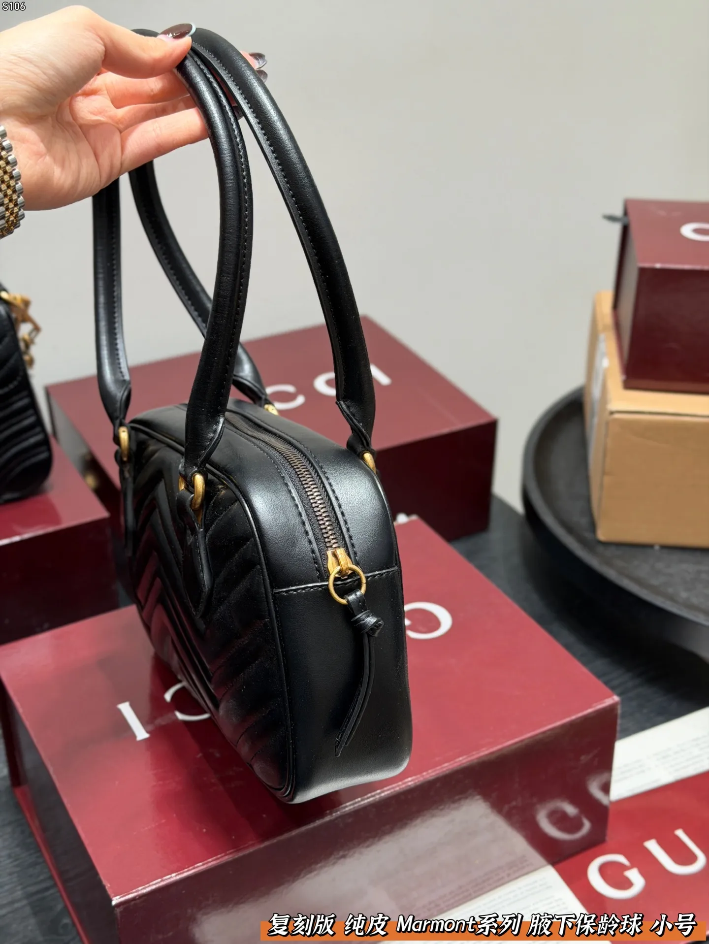 P145 礼盒包装 复刻版 纯皮！ Gucci GG Marmont保龄球包腋下马蒙包，黑色波浪纹绗缝皮革+金色双G标志，简约又超有辨识度。 手提or腋下背都OK，通勤，出街都很百搭!皮革柔软耐用，容量刚好，日常用品轻松装下。 尺寸 小号26*16cm