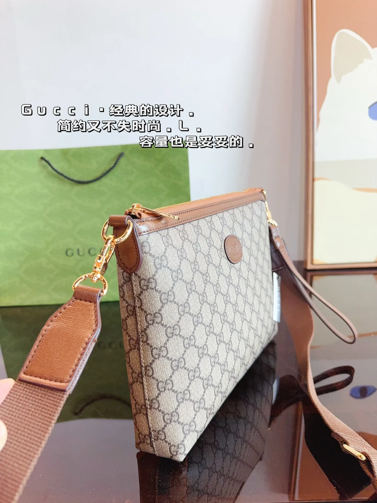 P160 GUCCI酷奇ophidia斜挎包. GG男包来咯~ 随着时间成长,压花也是经久耐看且永不过时的元素 这款包包造型小巧,依旧是复古的调性,方方正正的包型很好搭配衣服,可斜挎可作为手拿包,日常休闲和商务场合都可以驾驭,撞包率也很低,包身整体也很轻便,简约低调有质感尺寸:26*3*23cm