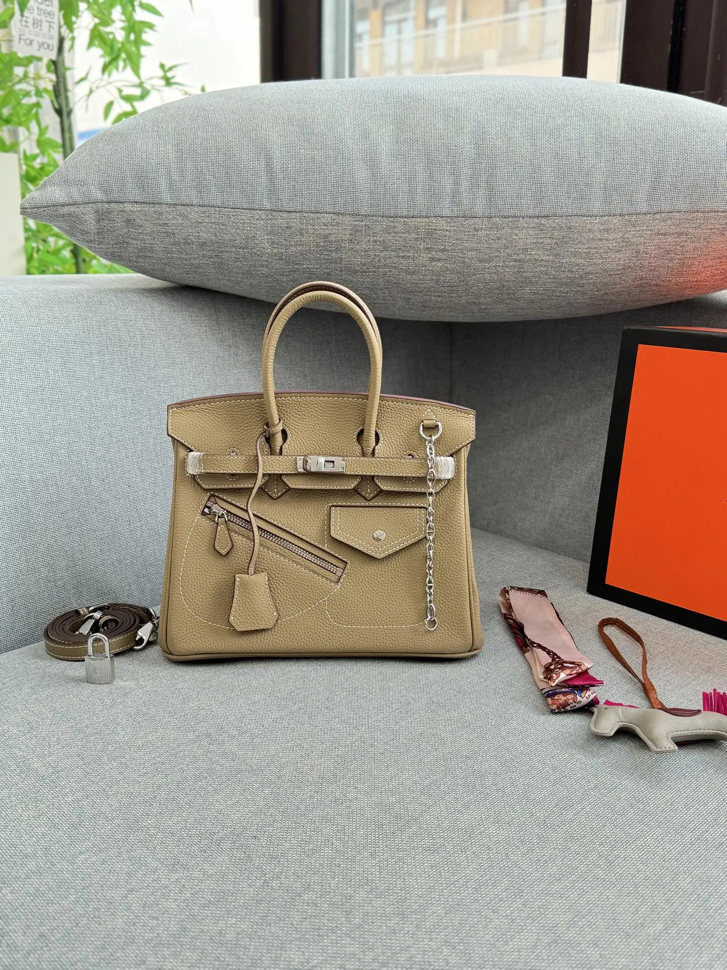 头层牛皮大💰285 头层牛皮小💰265 size:30×21.5/25×19 HERMES爱马仕 Birkin 机车摇滚风 铂金包手提包 荔枝纹 复古灵魂!口袋拉链牛皮铂金包超迷人 被我挖到宝了!这款中古款口袋拉链头层牛皮铂金包,满满的岁月韵味。 头层牛皮柔软又耐磨,纹理尽显质感。独特口袋拉链设计,方便实用还增添设计感。 背上它,瞬间变身复古女郎,日常通勤、约会出街,轻松成为焦点,简直是提升气质的神器。