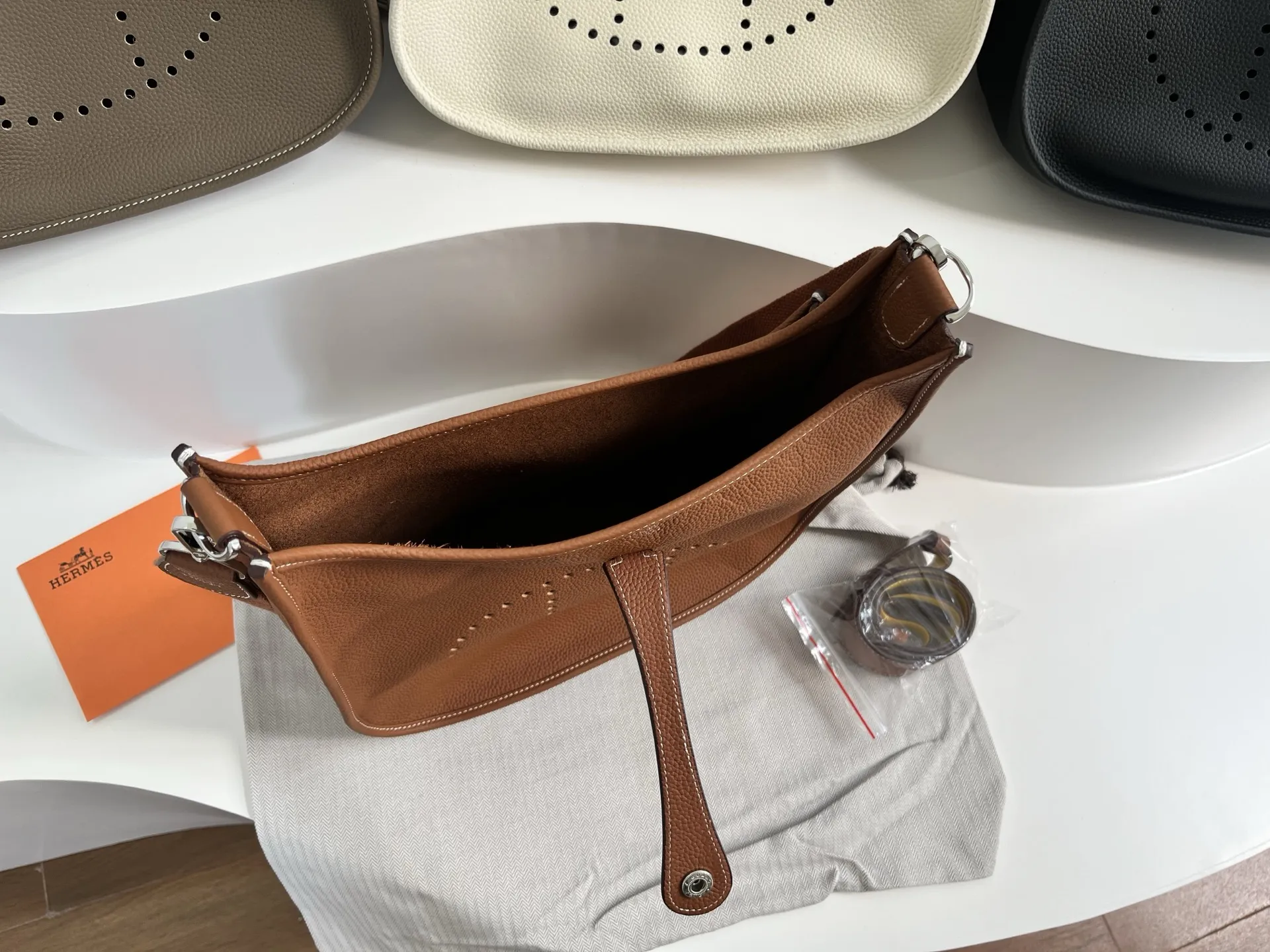 定制版29厘米💰258包邮‼️礼盒➕20 伊芙琳29cm慵懒的刚刚好! 都说这个包冷门,但实物真的越耐看 ,这款更休闲更飒,百搭随性,简约大气的慵懒感一下子拿捏住了!实用主义者必备大包!容量太nice啦👍 贴心的宽肩带可以减轻重量,放松肩膀~ 多种背法,男女都可驾驭! 更加适合高个子宝宝哦~随意一挎就能出门 尺寸:29×30×8cm