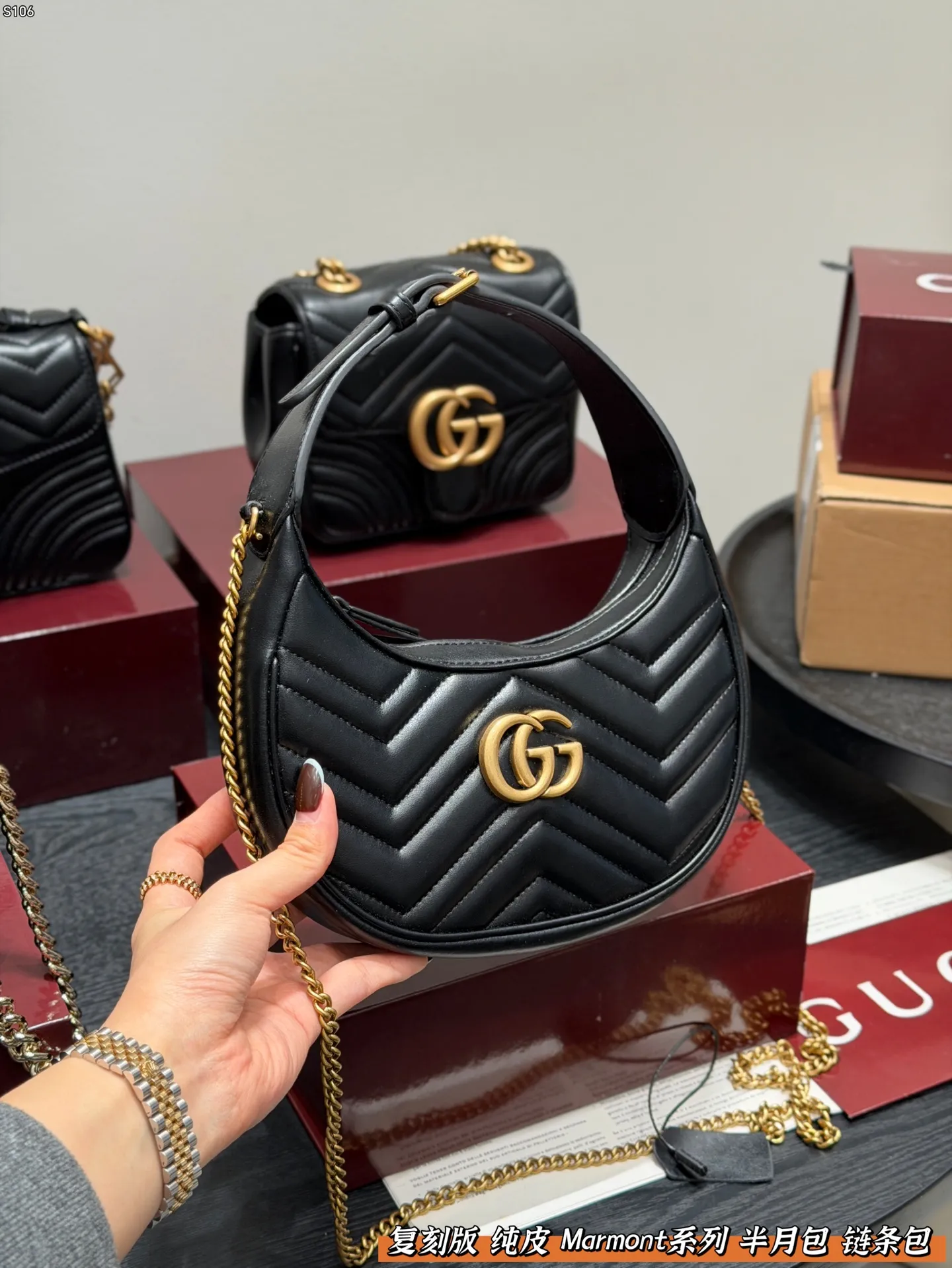 P160 全套礼盒包装 复刻版 牛皮版本！ Gucci Marmont 黑金半月包腋下包新月形设计！woc 链条包 配以双G金属配件。 可滑动链条肩带有多种背法， 可在肩背和手提之间自由转换。 采用波浪纹绗缝皮革， 尺寸 21.5*11cm