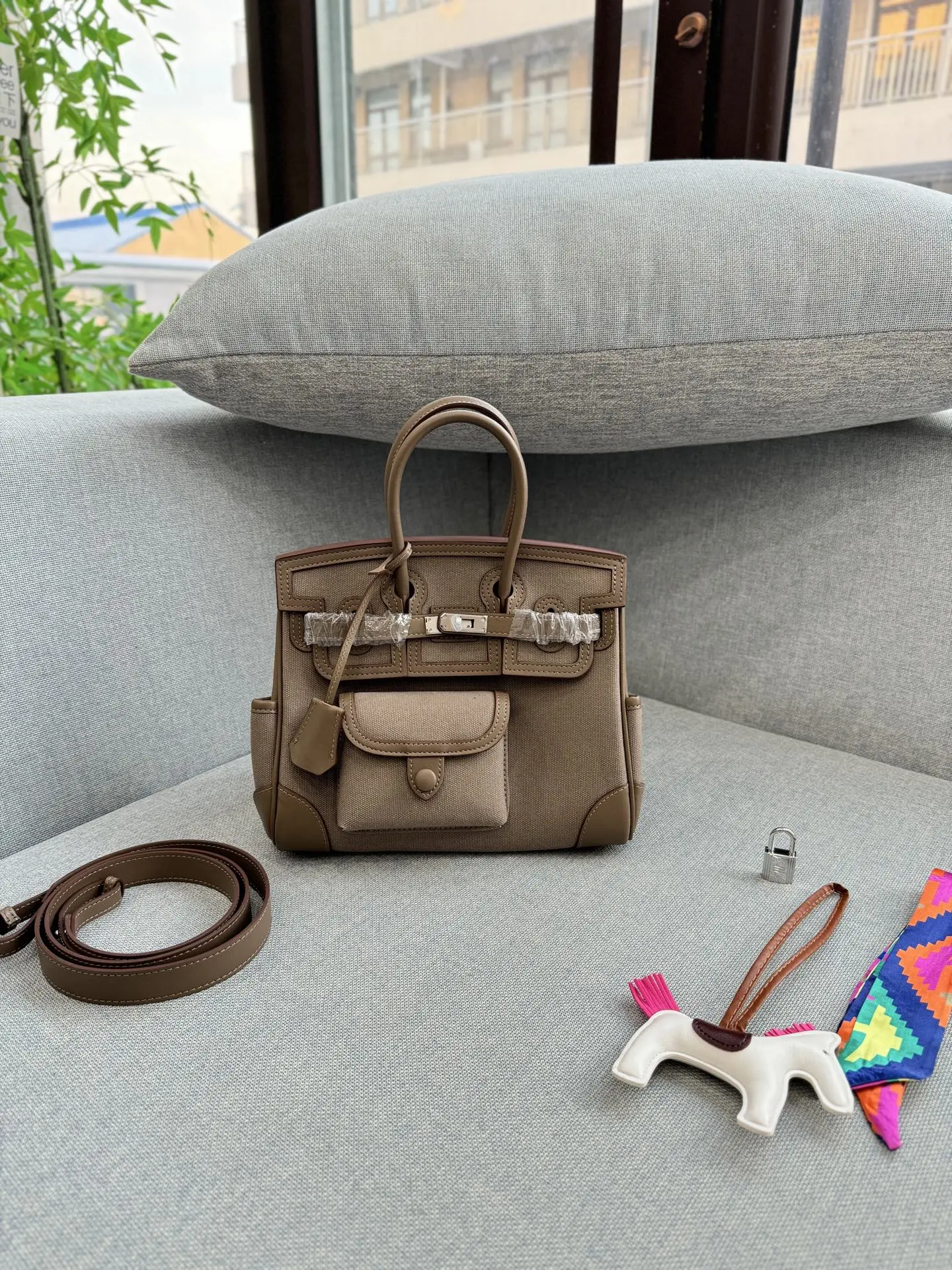 头层牛皮大💰315 头层牛皮小💰305 size：30&times;21/25&times;20 HERMES爱马仕 Birkin 帆布拼皮 铂金包手提包 拼接设计很特别 容量也够大，日常用很方便 背上就是温柔又利落的风格 包包风格休闲工装，日常穿搭都能hold住👍🏼 Cargo是真好用！！！ 张惠妹爱不离手的Cargo