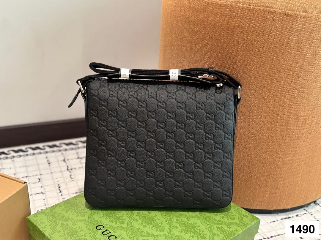 P165 配盒子 纯皮新款男士,很酷的LV男包来喽看起来十分时尚且年轻。斜挎也不显大当收纳空间真心不错,拿取东西时十分方便当肩带可以自由调节长度,任何身高都没问题 尺寸:23.16