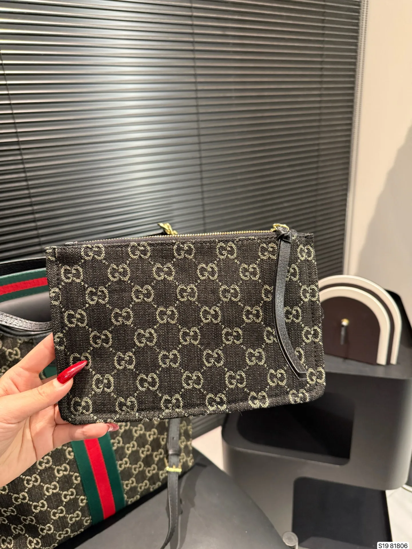 P145 酷奇 闭眼都能入手的包包| 托特包 可手提可单肩 真的是闭着眼都能冲的款式！ 尺寸：30 39 货号81806