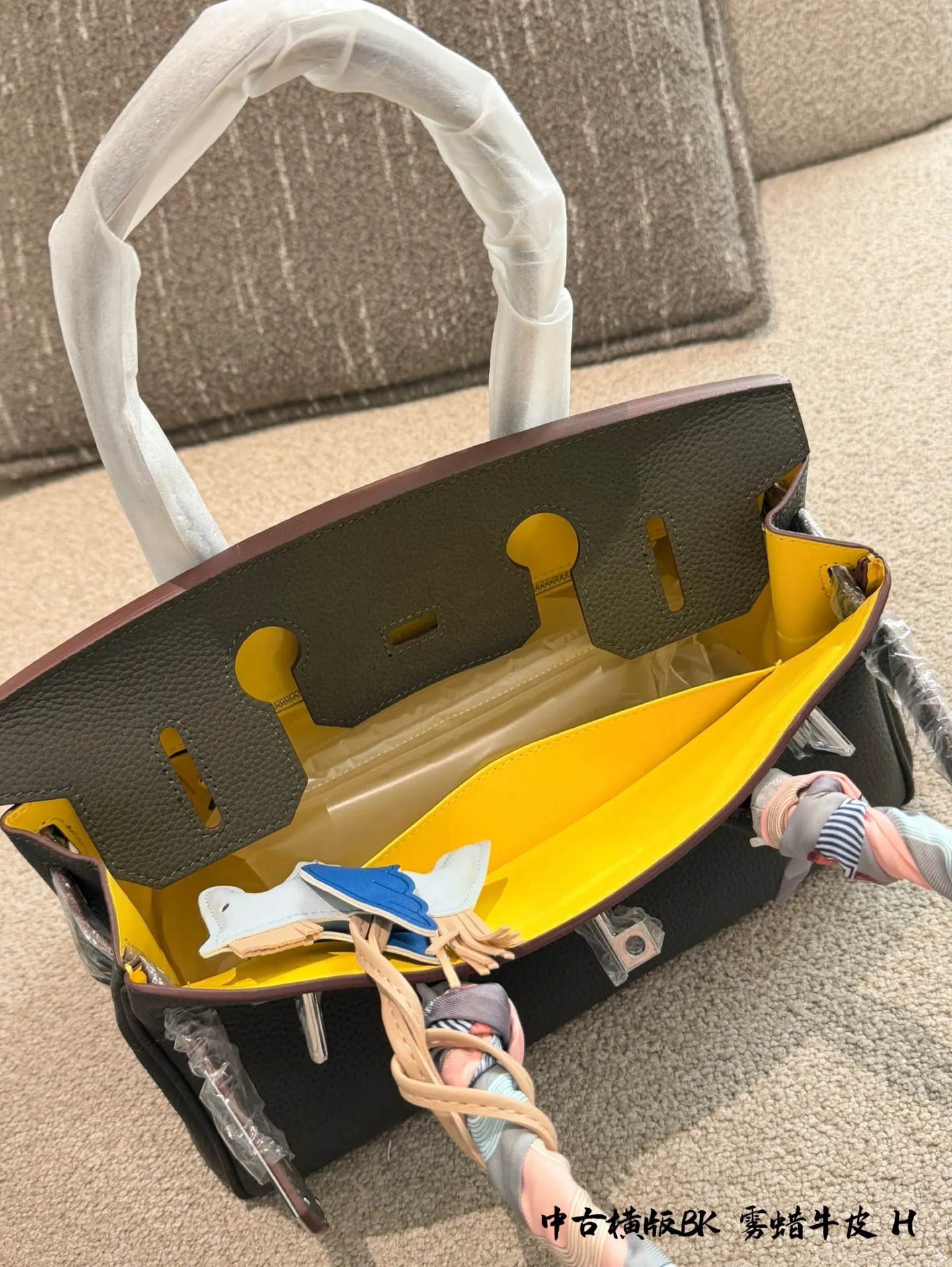 p335 爱马仕Birkin 30手袋​​横版 🖤这款Birkin 30手袋，采用雾蜡牛皮小牛皮+银色金属扣，简约大气超有质感✨。30cm容量刚好，通勤日常都能装。手柄缠丝巾，时髦又护手，细节满分！Birkin系列以精湛工艺和稀缺性著称，黑银配色低调高级，百搭不挑衣服，是爱马仕经典款，收藏和实用兼备💼。配盒子