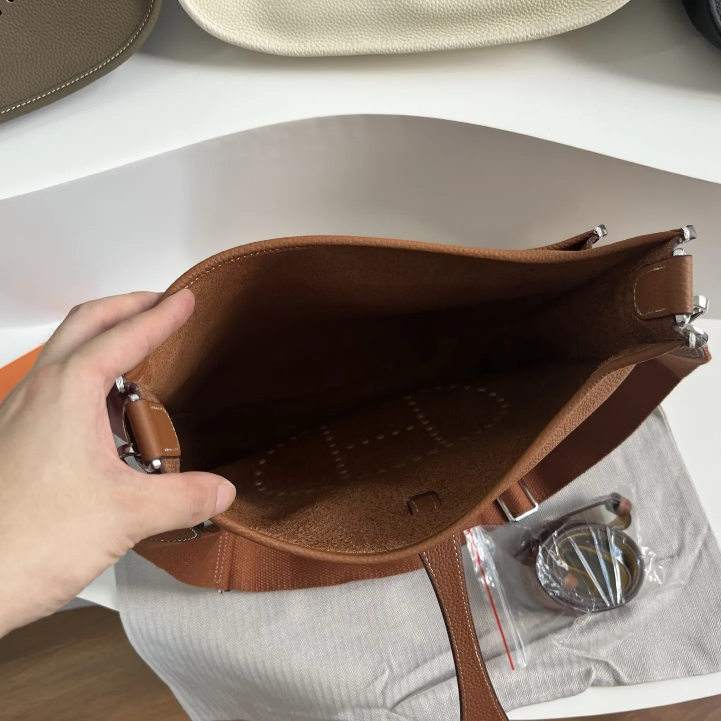 定制版29厘米💰258包邮‼️礼盒➕20 伊芙琳29cm慵懒的刚刚好！ 都说这个包冷门，但实物真的越耐看 ，这款更休闲更飒，百搭随性，简约大气的慵懒感一下子拿捏住了！实用主义者必备大包！容量太nice啦👍 贴心的宽肩带可以减轻重量，放松肩膀～ 多种背法，男女都可驾驭！ 更加适合高个子宝宝哦～随意一挎就能出门 尺寸：29&times;30&times;8cm