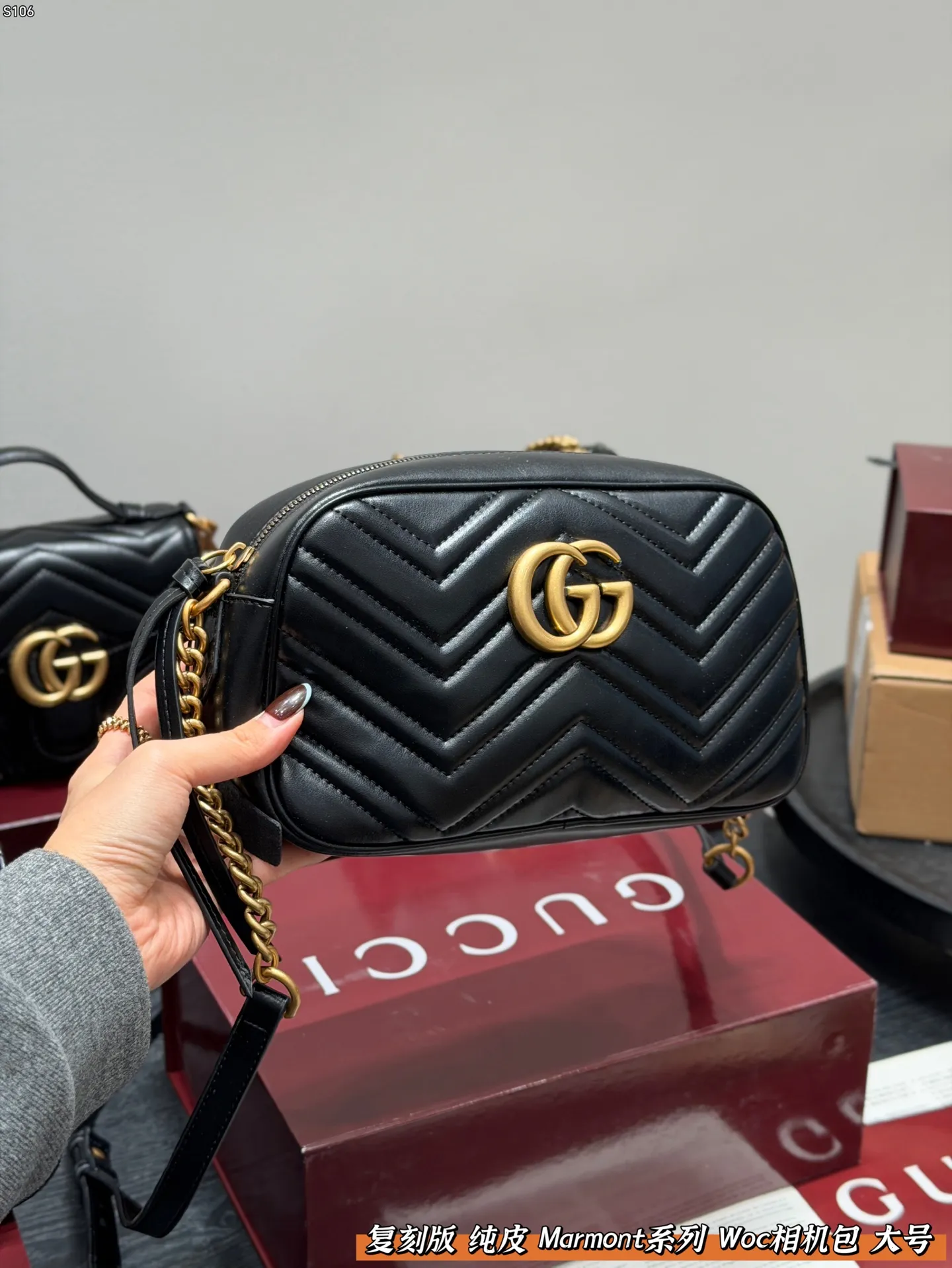 P140 礼盒包装 复刻版 牛皮版本! Gucci 马蒙Marmont 相机包链条包 配以双G金属配件。 可滑动链条肩带有多种背法, 可在肩背和手提之间自由转换。 采用波浪纹绗缝皮革, 尺寸 大号24cm