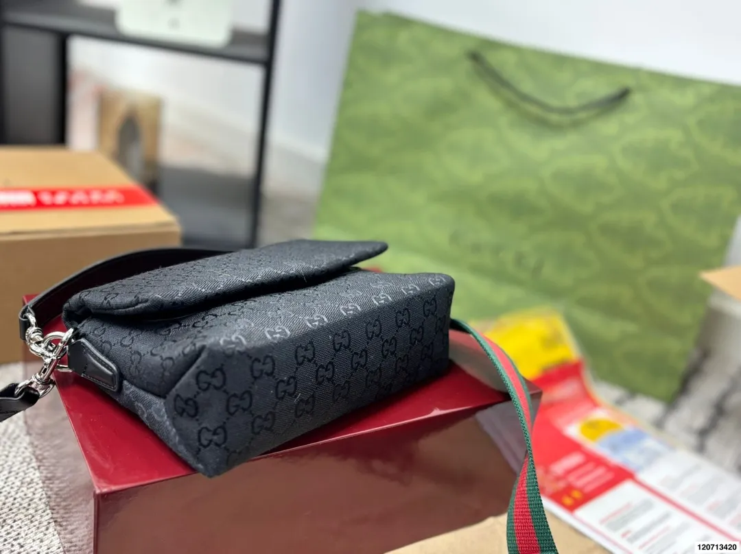 P160 配礼盒 size：20&times;15 Gucci 古驰新品帆布手提邮差包💕 简洁的包型，实物超美✨ 翻盖磁扣设计，男女同款～ 多种背法，宽肩带更舒适！ 时髦又实用，值得入手✅