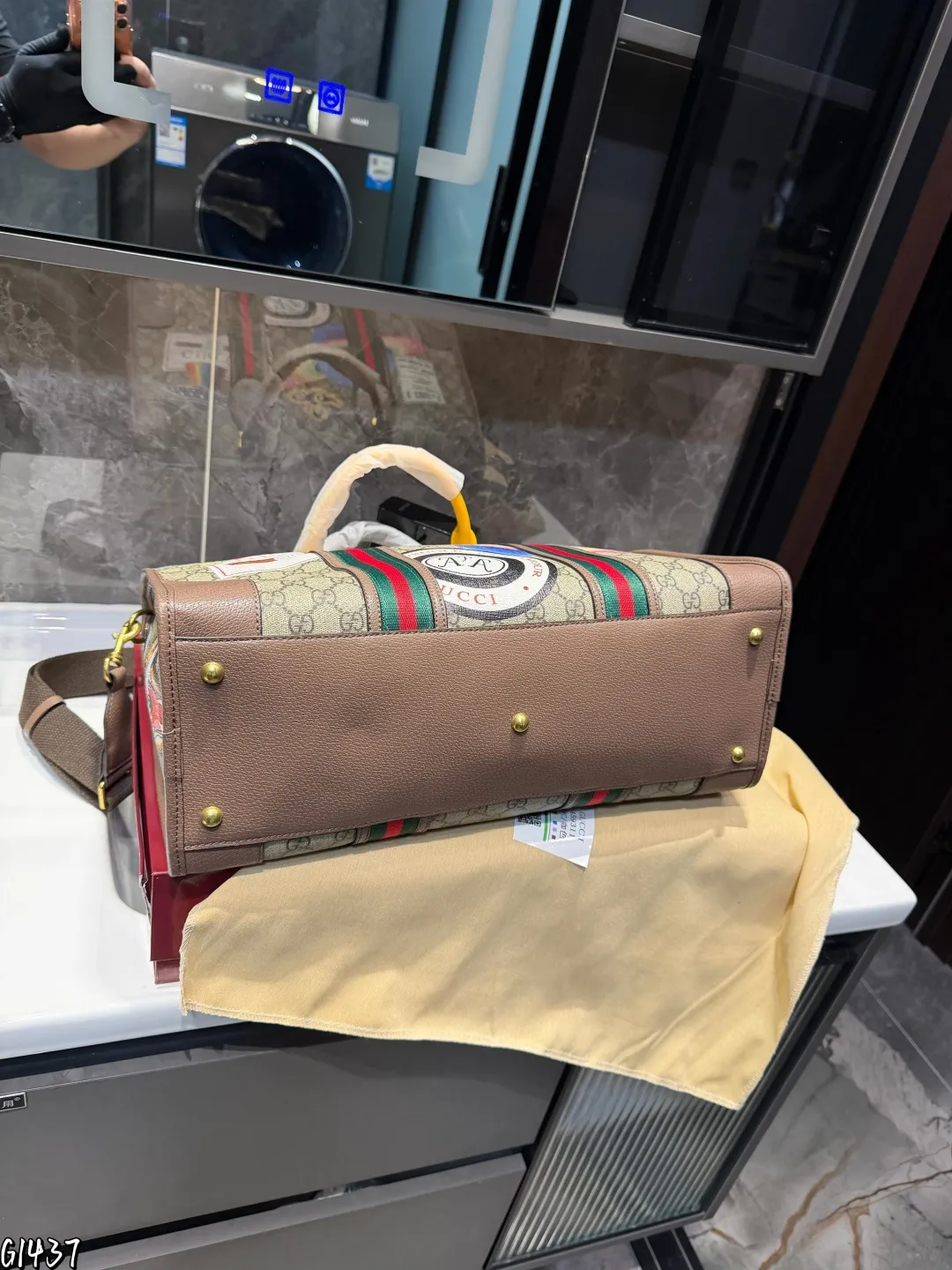 ❤️p175❤️ 这款旅行包采用更大尺寸焕新诠释,为《Exquisite Gucci》系列旅行精选增添别样魅力。条纹织带和双G配件装饰以品牌典藏元素突显整体廓形