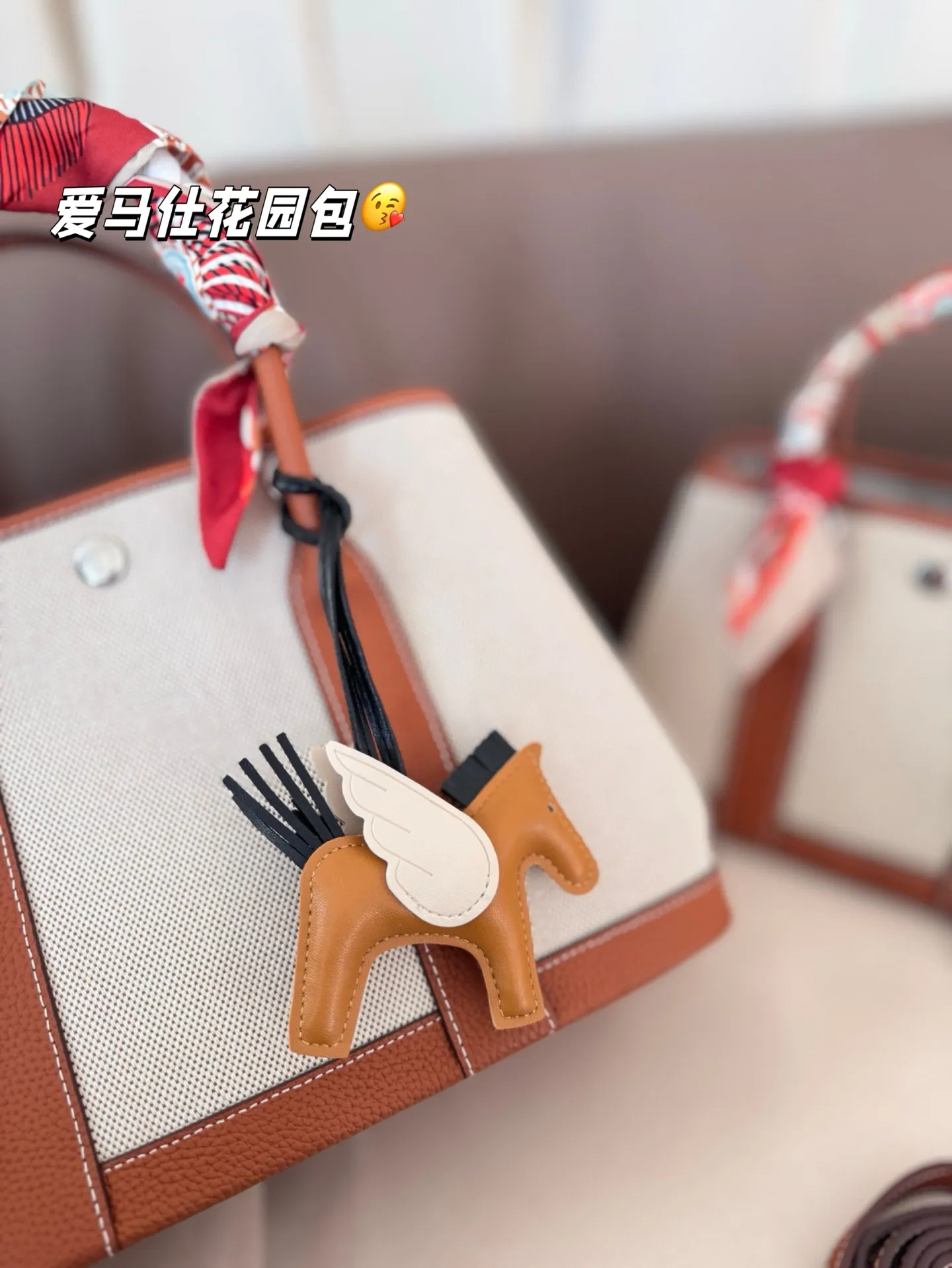 大号P220 小号P200（配内胆） 爱马仕花园包 布配牛皮 通勤比较低调又百搭 包身没有任何logo没有那么招摇！ 尺寸30*20/25*16 折叠盒