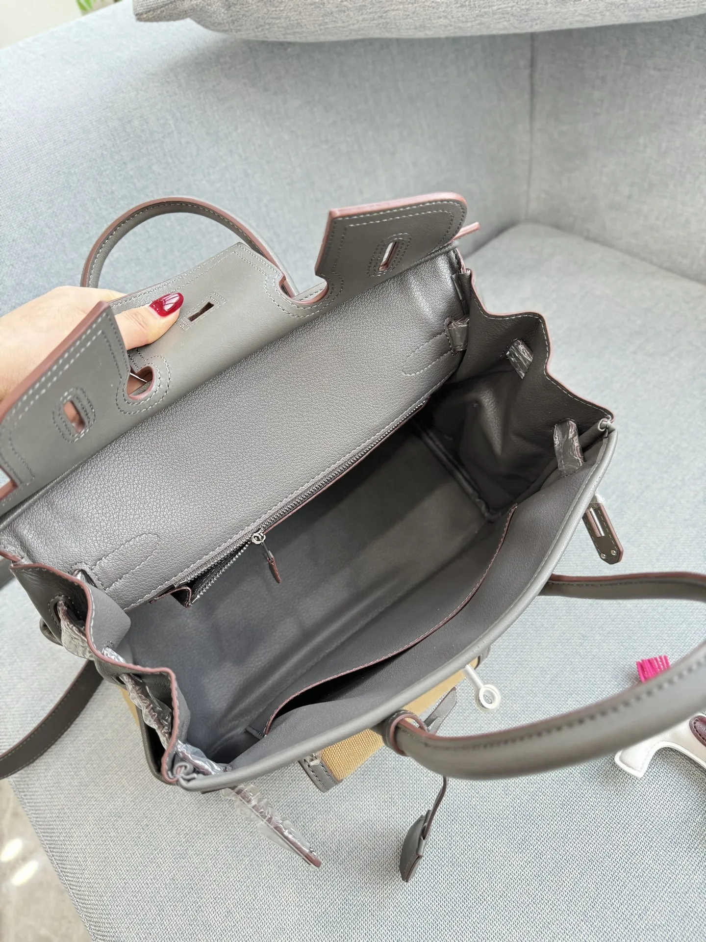 头层牛皮大💰315 头层牛皮小💰305 size：30&times;21/25&times;20 HERMES爱马仕 Birkin 帆布拼皮 铂金包手提包 拼接设计很特别 容量也够大，日常用很方便 背上就是温柔又利落的风格 包包风格休闲工装，日常穿搭都能hold住👍🏼 Cargo是真好用！！！ 张惠妹爱不离手的Cargo