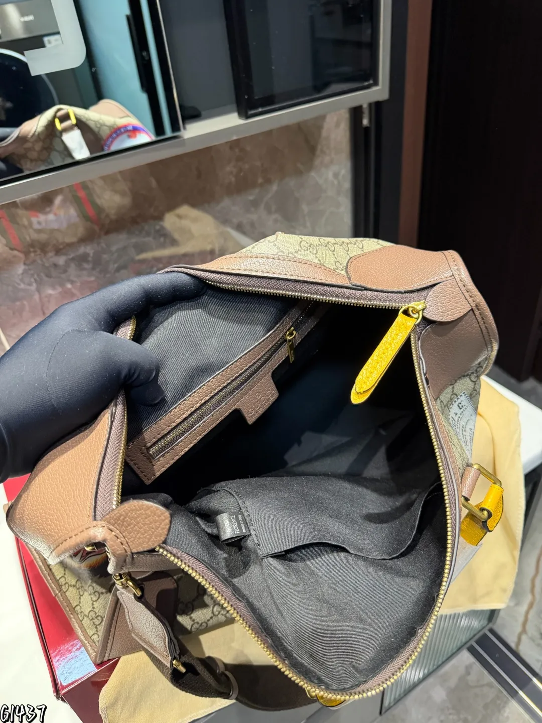 ❤️p175❤️ 这款旅行包采用更大尺寸焕新诠释，为《Exquisite Gucci》系列旅行精选增添别样魅力。条纹织带和双G配件装饰以品牌典藏元素突显整体廓形
