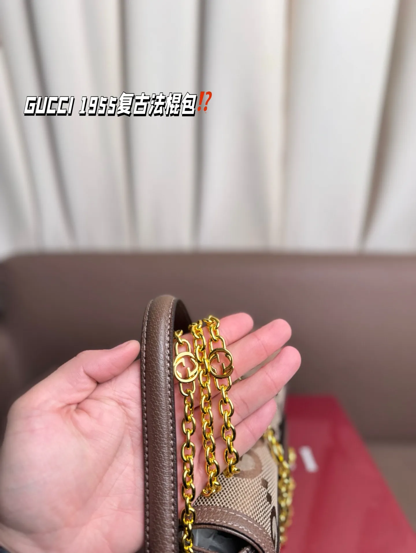 P190 GUCCI 1955复古法棍包。 GUCCI 1955家族又新填一位新成员在原有的经典马鞍包设计上等比例缩小定型包工艺显得更加小巧精致 配了一根超美的双Glogo金色链条尽显复古摩登之美 尺寸23*13