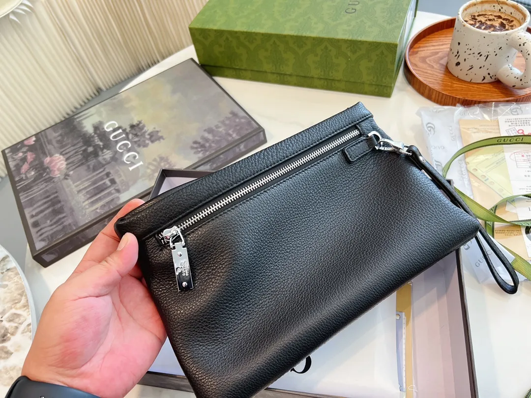 ❤️p115（礼盒包装）❤️牛皮 gucci 男士经典手包 细节实拍这个应该是古驰男士手拿包里面卖的最好的产品之一了第一是因为外表颜值~整体经典第二是因为大小宽度，非常能装东西 车钥匙、家里钥匙，大串大串地都没问题~日常办公材料啊甚至鼠标也是可以的! 性价比特别高~非常推荐!尺寸28.18