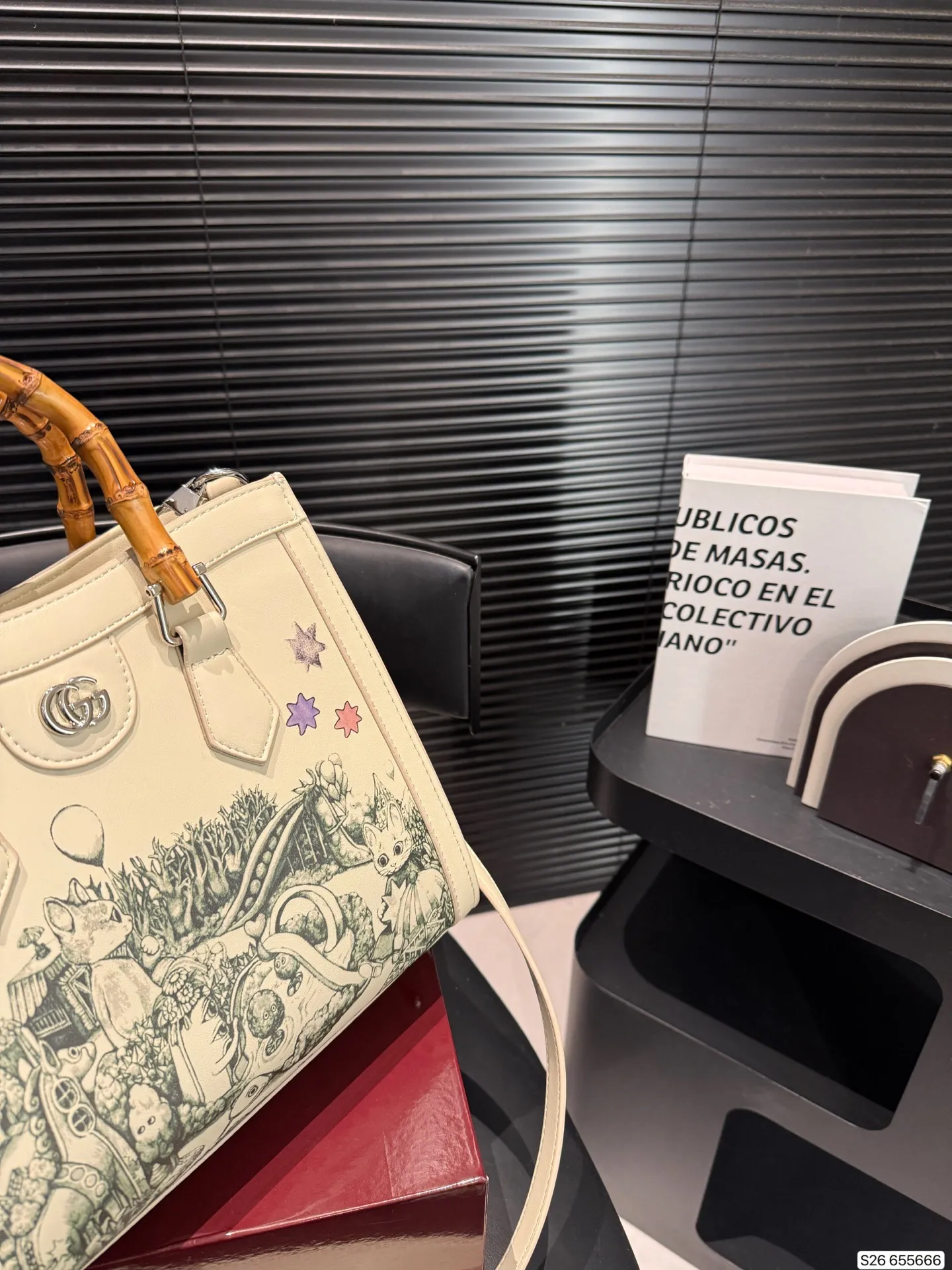 P180 配折叠盒子 酷奇 竹节手提Gucci Diana购物袋 最新系列，这个款复古韵味特别浓，对版五金 原版内里！上身效果也超赞，主要以精致特别的五金来提升整体质感。尺寸：27 24 货号655666