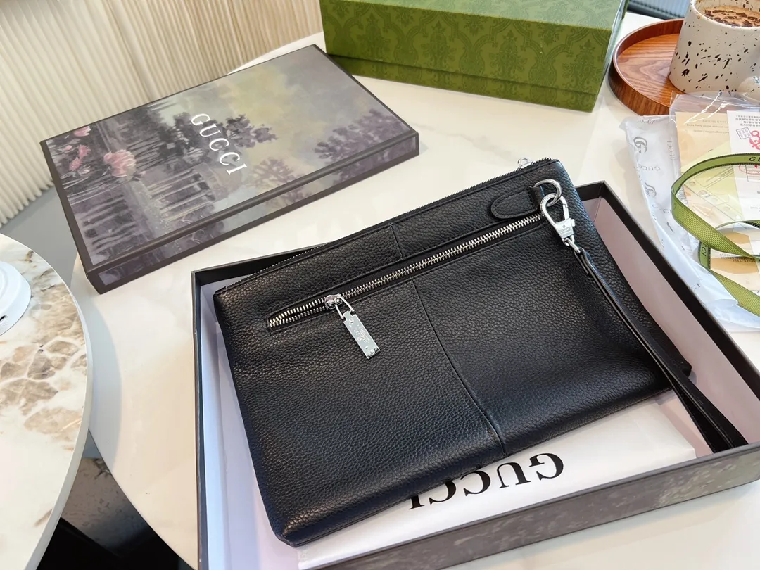 ❤️p150.(礼盒包装)❤️牛皮 gucci 男士经典手包 细节实拍这个应该是古驰男士手拿包里面卖的最好的产品之一了第一是因为外表颜值~整体经典第二是因为大小宽度,非常能装东西 车钥匙、家里钥匙,大串大串地都没问题~日常办公材料啊甚至鼠标也是可以的! 性价比特别高~非常推荐!尺寸28.18