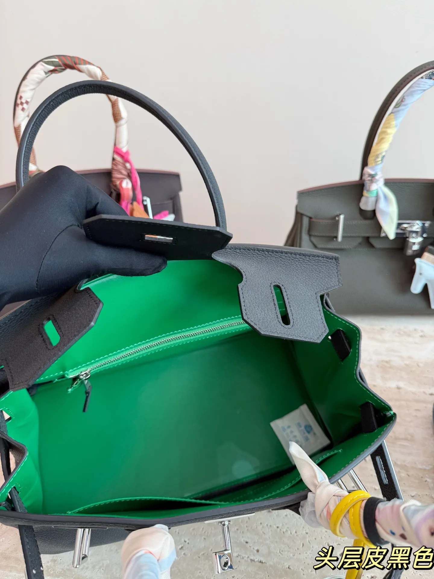 P330 爱马仕Birkin 30黑银手袋​​ 🖤这款Birkin 30黑银手袋，采用黑色Togo小牛皮+银色金属扣，简约大气超有质感✨。30cm容量刚好，通勤日常都能装。手柄缠丝巾，时髦又护手，细节满分！Birkin系列以精湛工艺和稀缺性著称，黑银配色低调高级，百搭不挑衣服，是爱马仕经典款，收藏和实用兼备💼。配盒子