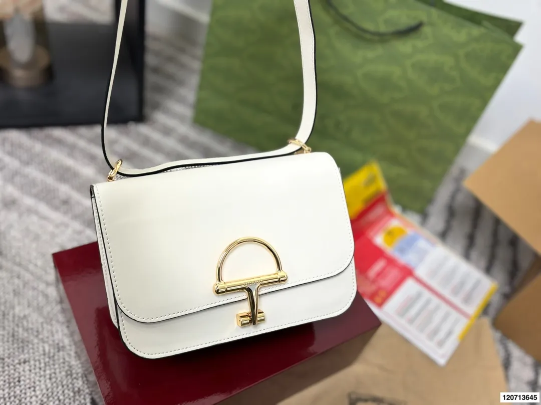 p185 礼盒包装 Gucci Siena系列背包延续了Gucci经典马衔扣这一标志性元素的演变。这款肩背包选用精细光面皮革匠心打造,挺括造型融蕴源自20世纪70年代的半马衔扣搭扣设计细节。搭配金色调配件,内部衬里设有三层接档与一个拉链口袋。 尺寸22.17