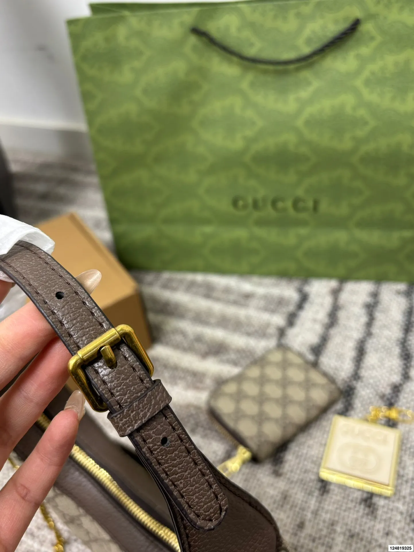 p155 酷奇腋下包GUCCI古驰.上新啦!新款Gucci古驰月牙包新款Gucci吉驰月牙包乌木色/上新啦!古驰的月牙包一整个美住! 尺寸24.13折叠盒