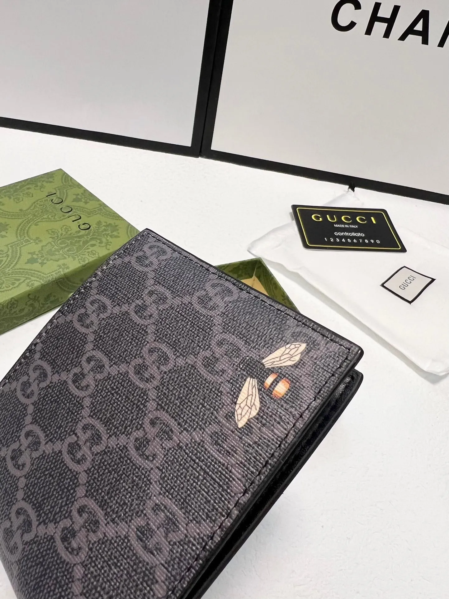 P70🎀颜色 黑 咖🎀尺寸 11x10🎀型号 451268🎀GUCCI最新爆款印花短夹钱包🐝小蜜蜂出货,官网同步🔥火爆登场🔥精致手工制作