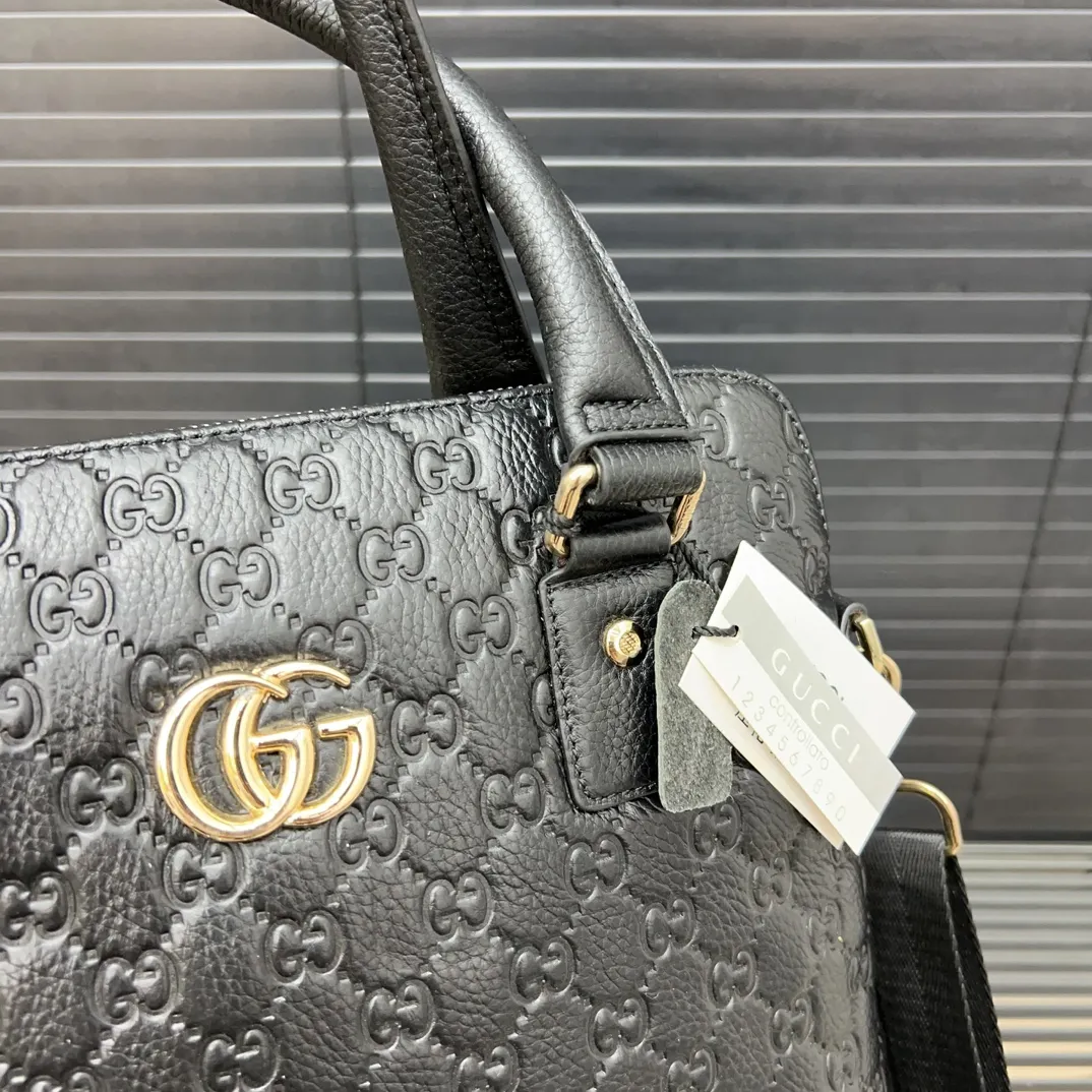 P160 Gucci 古奇 牛皮男包公文包 手提包 电脑包 采用精湛镶嵌细工 经典百搭 实物拍摄 原厂原版面料 28 x 25 cm。