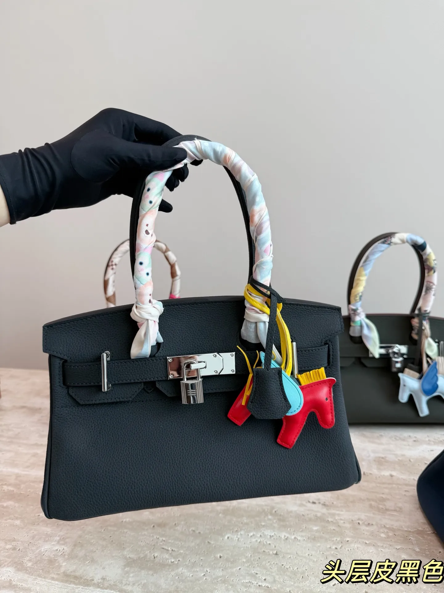 P330 爱马仕Birkin 30黑银手袋​​ 🖤这款Birkin 30黑银手袋，采用黑色Togo小牛皮+银色金属扣，简约大气超有质感✨。30cm容量刚好，通勤日常都能装。手柄缠丝巾，时髦又护手，细节满分！Birkin系列以精湛工艺和稀缺性著称，黑银配色低调高级，百搭不挑衣服，是爱马仕经典款，收藏和实用兼备💼。配盒子