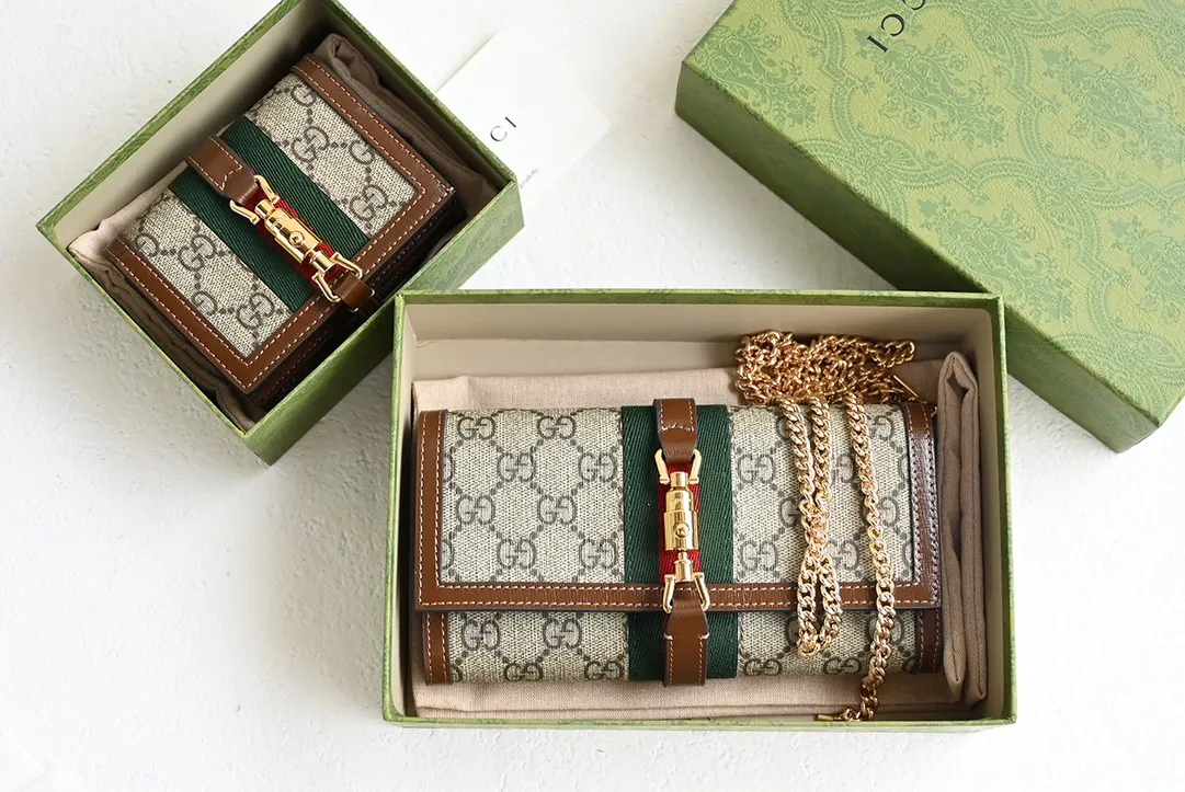 💰328包邮‼️ 😊 GG Jackie1961系列链条包 喜欢小链条包首选是 它可以当钱包,也可以当包包 能放12张卡➕完整的大钞,还可以放手机 钱包款加上链条,一个包钱得两个,划算! 五金扣和链条,包括它的拉链头和D字扣 全部都是用全钢五金⚠️ 原厂皮➕原厂对色牛仔料 别看它小小一个,伺候着它的都是高级货❗️ Size:19×10×3.5cm #652681m