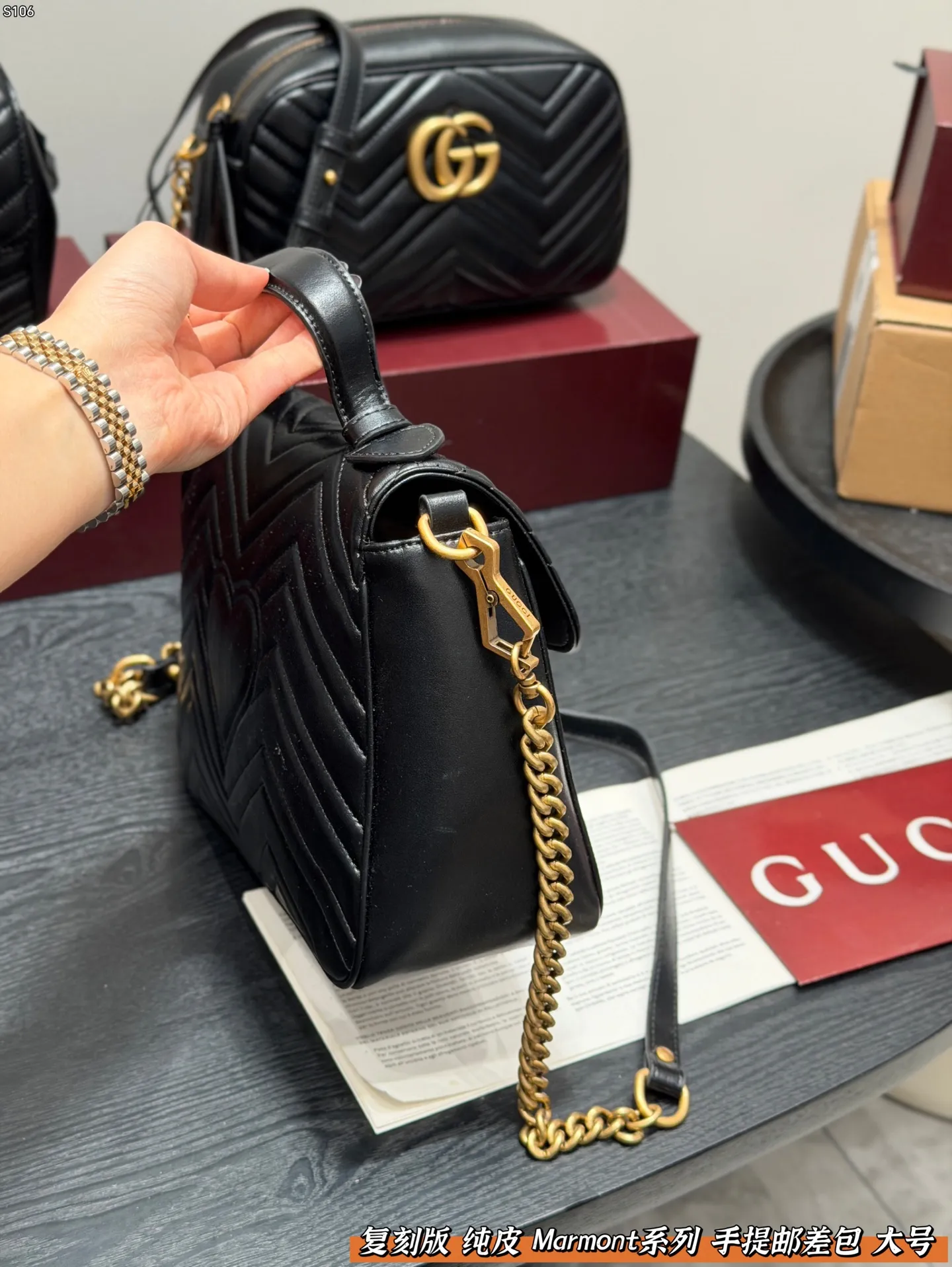 P160 礼盒包装 复刻版 纯皮! Gucci GG Marmont 手提邮差包 链条包包!黑色波浪纹绗缝皮革+金色双G标志,简约又超有辨识度。 手提or腋下背都OK,通勤,出街都很百搭!皮革柔软耐用,容量刚好,日常用品轻松装下。 尺寸 大号27*19cm