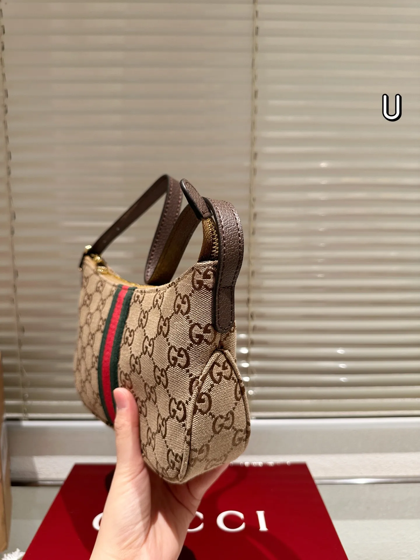 复刻版 P145 Gucci Demna系列迷你单肩包​​ 👜Gucci 迷你单肩包，深棕帆布+双G织带，红绿条纹超有辨识度！复古优雅，迷你尺寸轻便出行，手机钥匙都能装下✨。肩带可调节，单肩斜挎都OK，百搭又实用。灵感来自罗马经典建筑，细节精致，日常通勤或休闲都能轻松驾驭，是Gucci热门入门款，复古控必入！💼 尺寸23.14