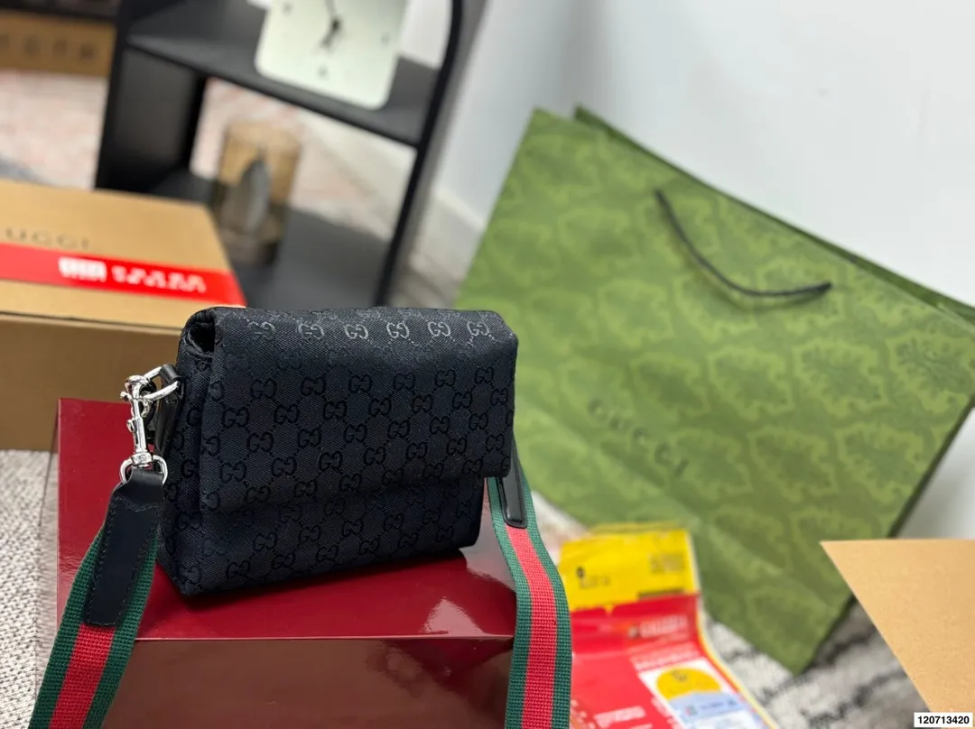 P160 配礼盒 size：20&times;15 Gucci 古驰新品帆布手提邮差包💕 简洁的包型，实物超美✨ 翻盖磁扣设计，男女同款～ 多种背法，宽肩带更舒适！ 时髦又实用，值得入手✅