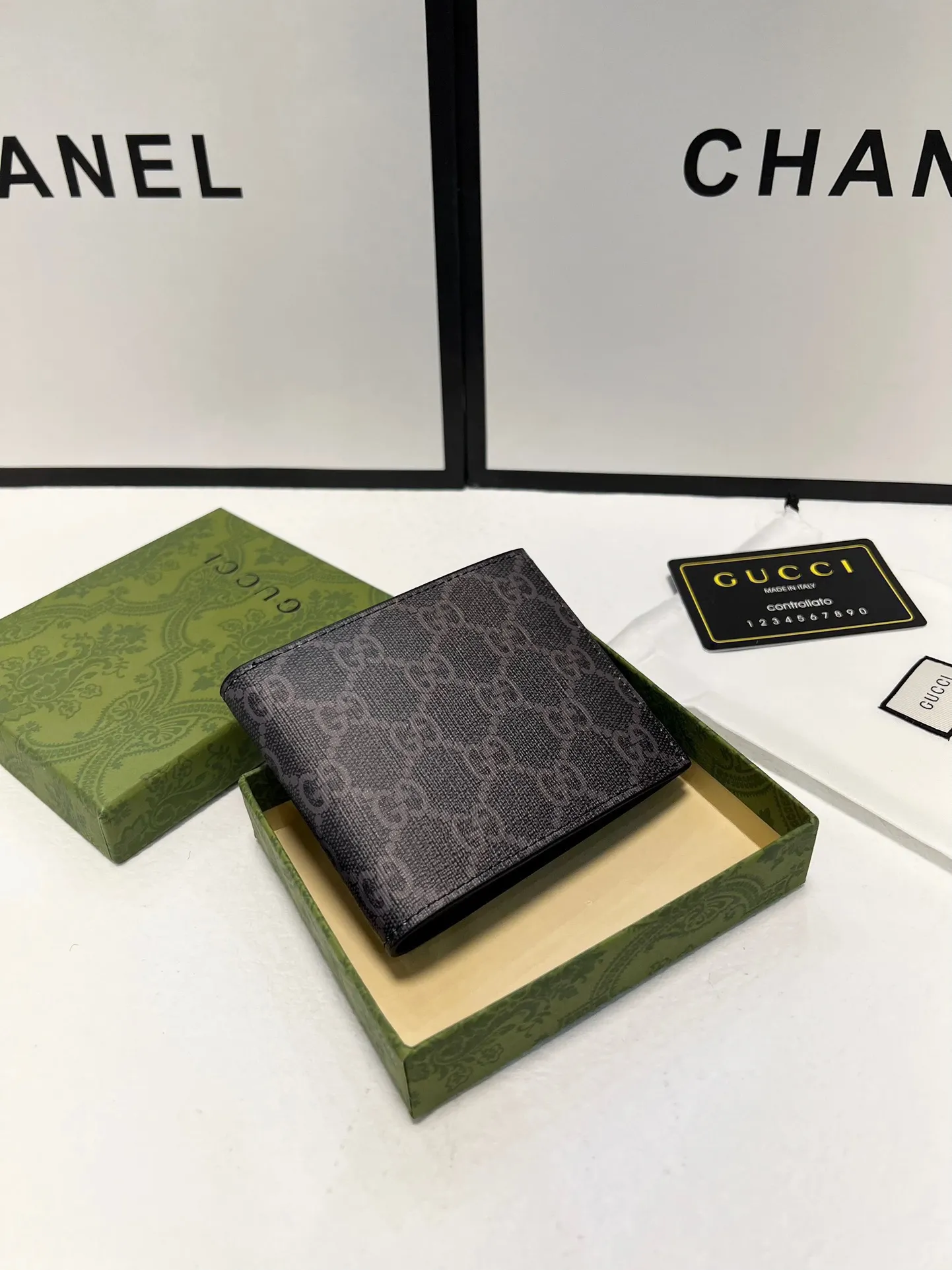 P70🎀颜色 黑 咖🎀尺寸 11x10🎀型号 451268🎀GUCCI最新爆款印花短夹钱包🐝小蜜蜂出货，官网同步🔥火爆登场🔥精致手工制作