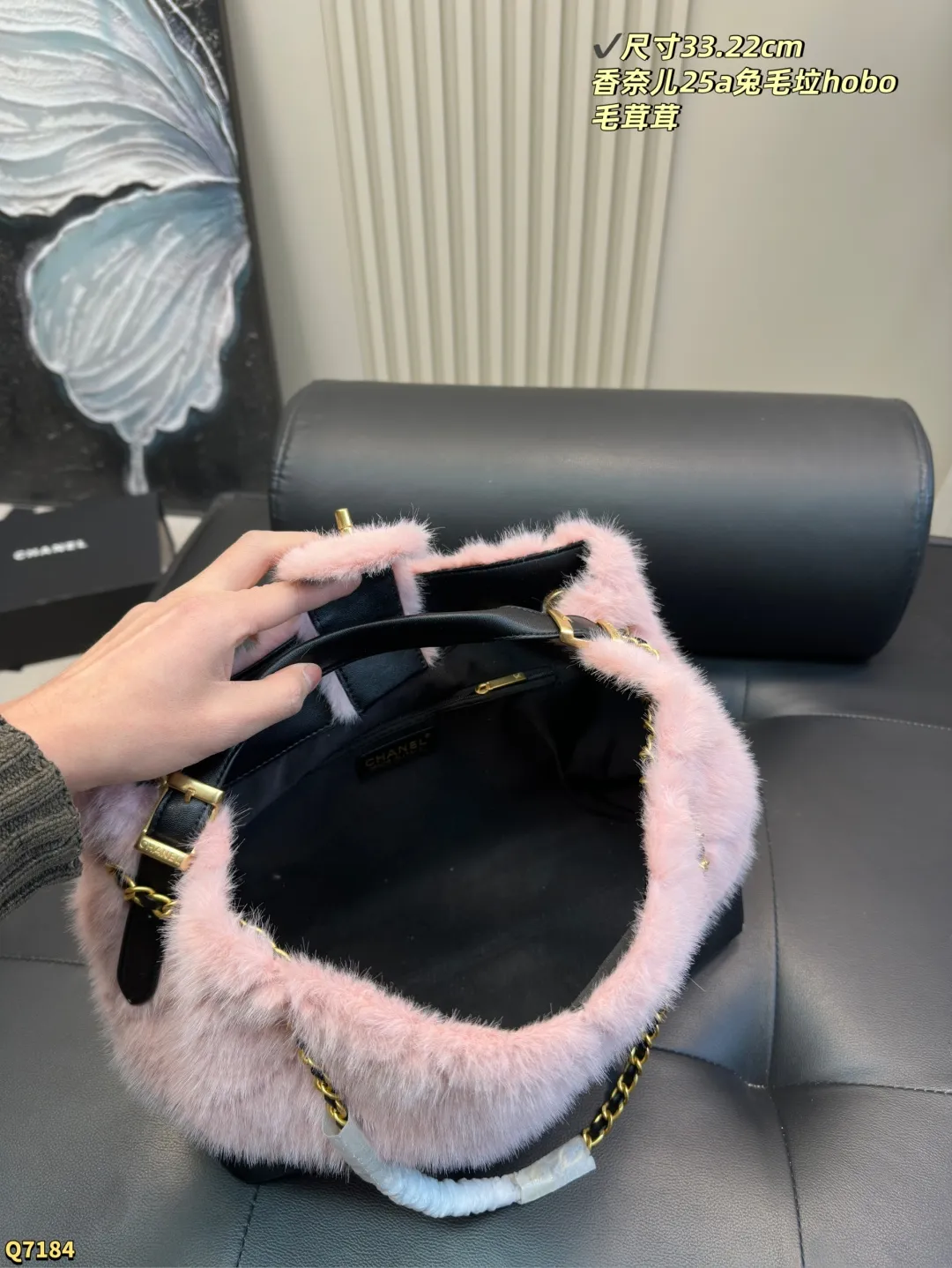 💰200 尺寸33.22cm 香奈儿25a兔毛hobo托特 25A高级手工坊上新 有点东西 早早被预告吸引的一只包包👜 收到实物真的太惊艳了 单肩手提怎么背都好看 而且巨轻! 这个尺寸150+以上身高都可以背! 秋冬搭大衣 巨时髦 太适合凹造型了