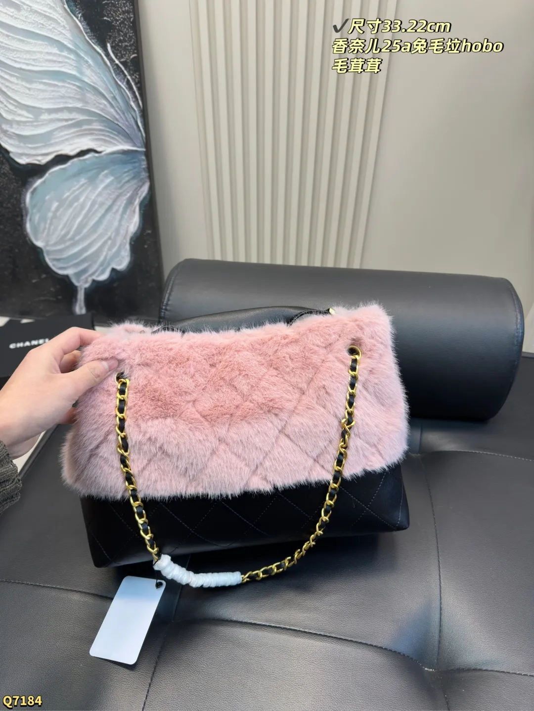 💰200 尺寸33.22cm 香奈儿25a兔毛hobo托特 25A高级手工坊上新 有点东西 早早被预告吸引的一只包包👜 收到实物真的太惊艳了 单肩手提怎么背都好看 而且巨轻! 这个尺寸150+以上身高都可以背! 秋冬搭大衣 巨时髦 太适合凹造型了