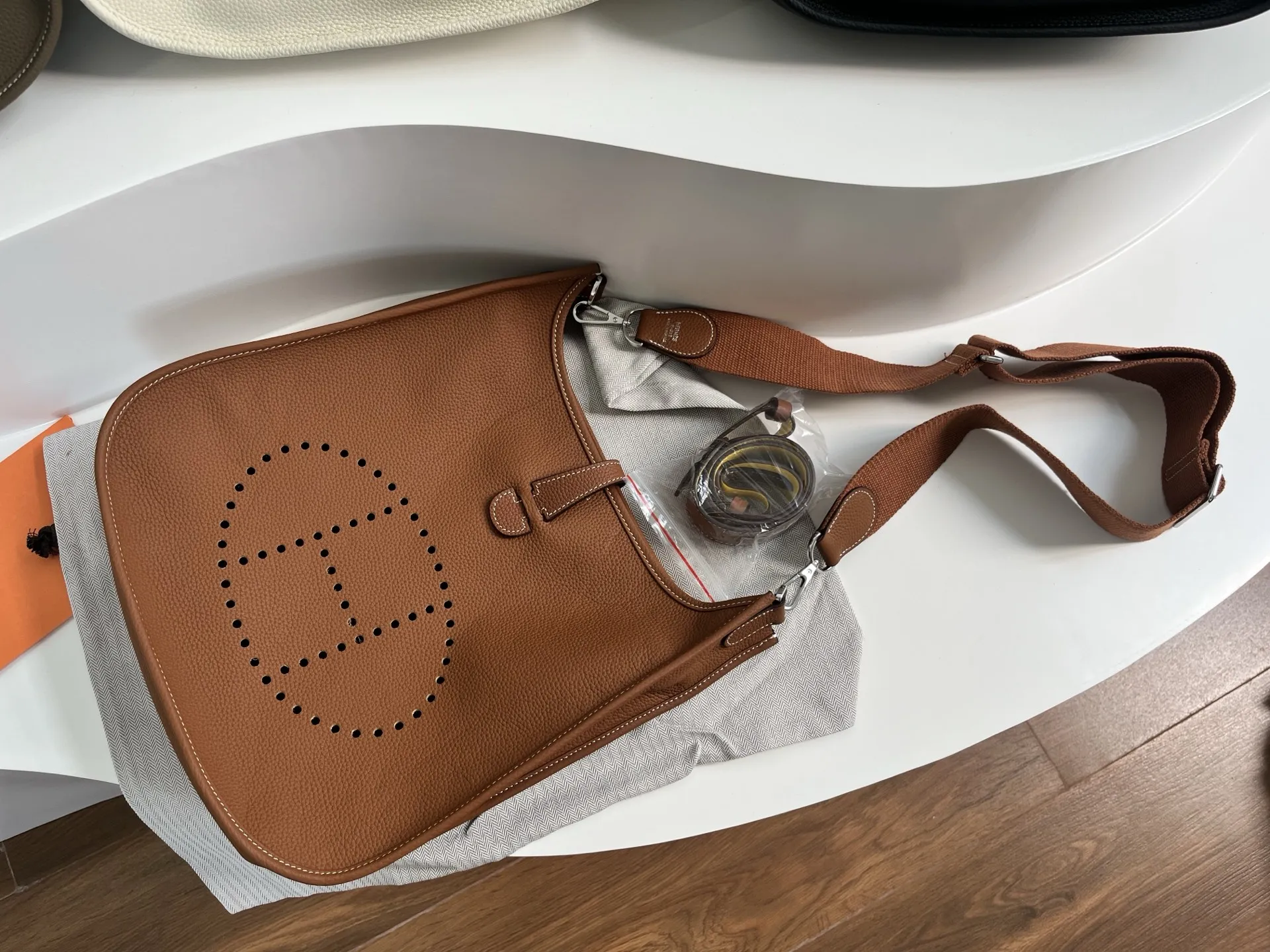 定制版29厘米💰258包邮‼️礼盒➕20 伊芙琳29cm慵懒的刚刚好！ 都说这个包冷门，但实物真的越耐看 ，这款更休闲更飒，百搭随性，简约大气的慵懒感一下子拿捏住了！实用主义者必备大包！容量太nice啦👍 贴心的宽肩带可以减轻重量，放松肩膀～ 多种背法，男女都可驾驭！ 更加适合高个子宝宝哦～随意一挎就能出门 尺寸：29&times;30&times;8cm