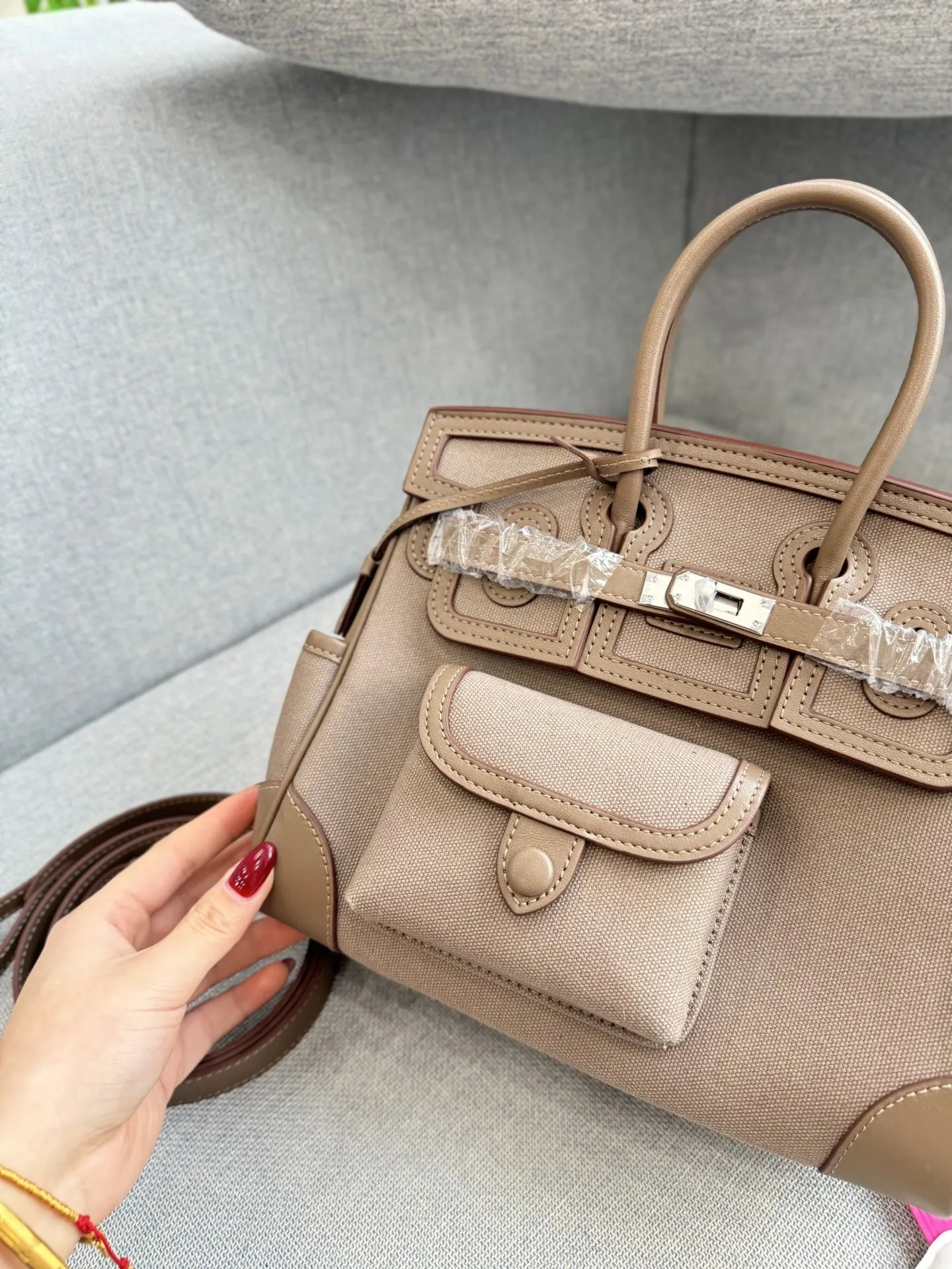 头层牛皮大💰315 头层牛皮小💰305 size：30&times;21/25&times;20 HERMES爱马仕 Birkin 帆布拼皮 铂金包手提包 拼接设计很特别 容量也够大，日常用很方便 背上就是温柔又利落的风格 包包风格休闲工装，日常穿搭都能hold住👍🏼 Cargo是真好用！！！ 张惠妹爱不离手的Cargo