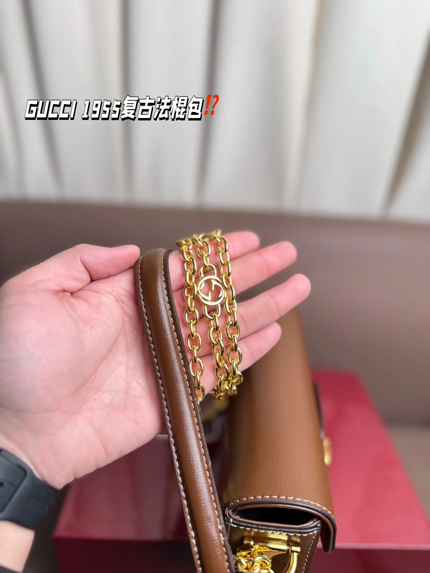 P190 GUCCI 1955复古法棍包。 GUCCI 1955家族又新填一位新成员在原有的经典马鞍包设计上等比例缩小定型包工艺显得更加小巧精致 配了一根超美的双Glogo金色链条尽显复古摩登之美 尺寸23*13