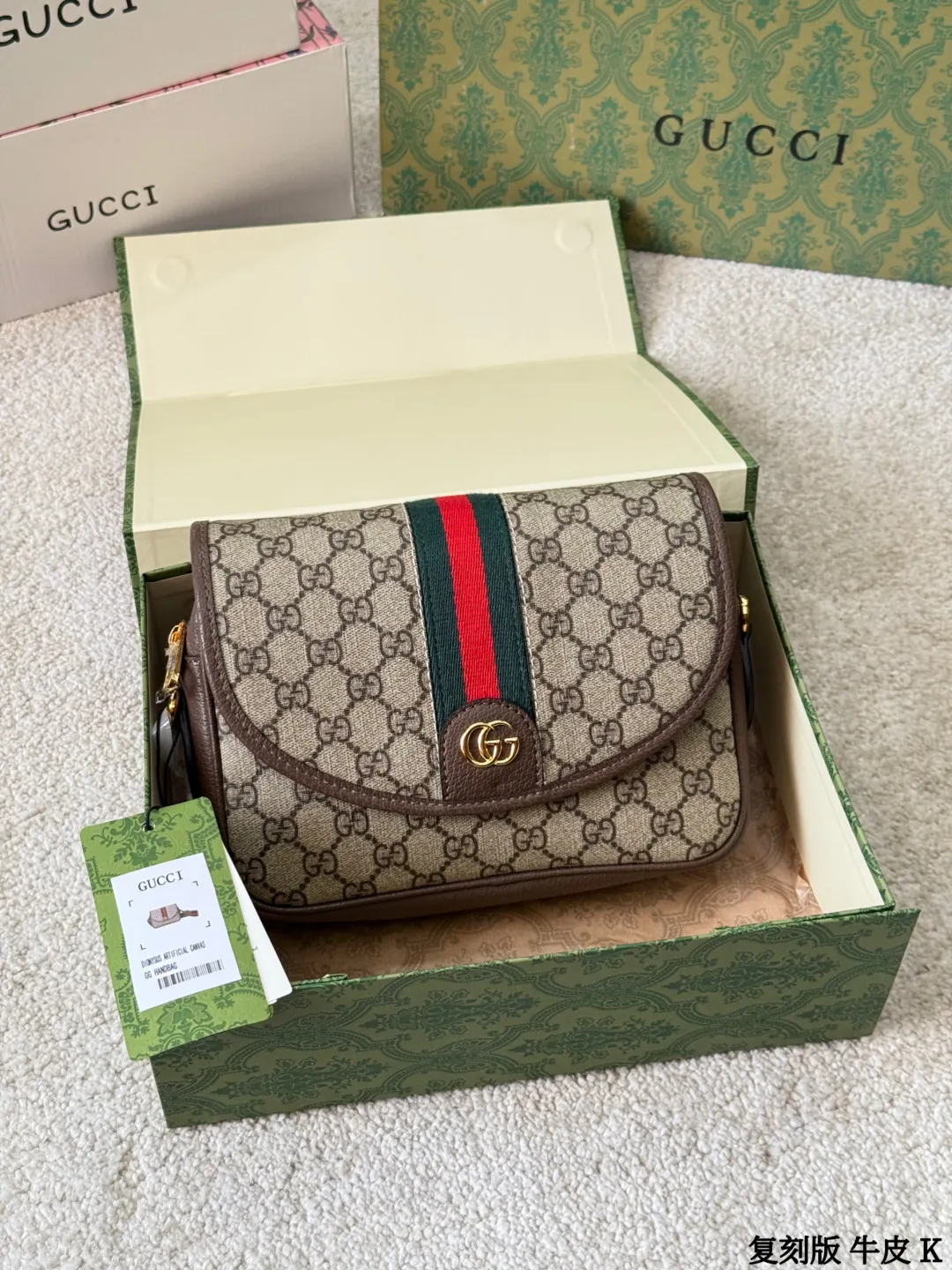 复刻版 牛皮 p195 Gucci GG Supreme帆布单肩包 sGucci GG Supreme帆布单肩包,经典双G老花帆布+棕色皮革饰边,复古又时髦艹。肩带是红绿蓝织带,点缀金属铆钉,超有个性!尺寸适中,通勤休闲都OK,拉链开合更安全。GG Supreme帆布耐磨防水,百搭不挑衣服,时尚实用两不误~ 尺寸 22 15cm