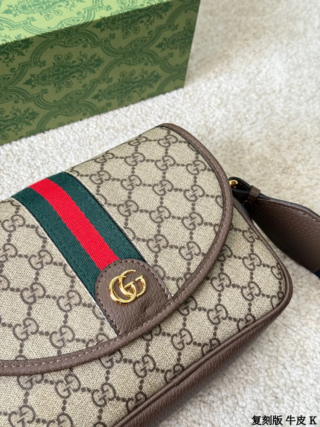 复刻版 牛皮 p195 Gucci GG Supreme帆布单肩包 sGucci GG Supreme帆布单肩包,经典双G老花帆布+棕色皮革饰边,复古又时髦艹。肩带是红绿蓝织带,点缀金属铆钉,超有个性!尺寸适中,通勤休闲都OK,拉链开合更安全。GG Supreme帆布耐磨防水,百搭不挑衣服,时尚实用两不误~ 尺寸 22 15cm