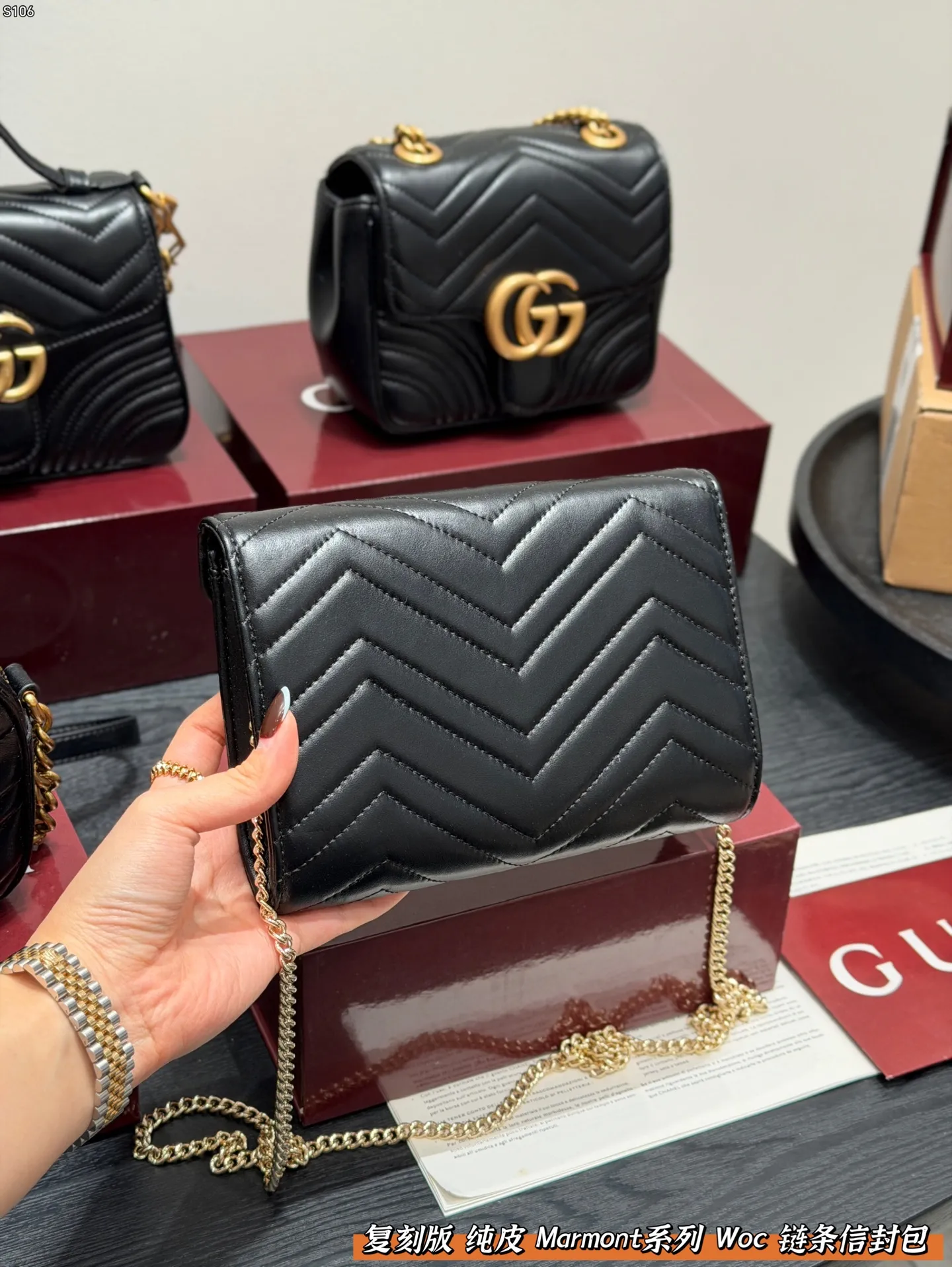 p150 全套礼盒🎁 复刻版 牛皮！ GUCCI 信封包Marmont woc链条包 没想到这么耐看!这款容量在小包界可谓是非常实用的了一共有3个隔断、6个夹层、16个卡槽出门不用带卡包、钱包 直接一个包包搞定所有东西 典型的做旧处理真的超级耐看百搭 自古红金最撩人，集美貌与实用一身 尺寸 20cm
