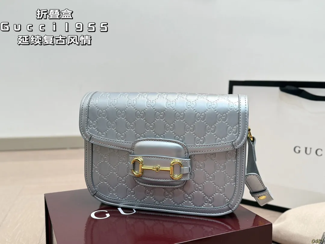 &yen;165折叠盒 Gucci 酷奇1955 &ldquo;她们总是那么复古&rdquo;马鞍包 姐妹同行时，常听人这么说道， 从小耳濡目染，也深陷复古的魅力。 复古在时尚史上向来是重要的一笔 经过时间的检验，愈发迷人， 吸引无数女孩，延续复古风情。 尺寸 25 18