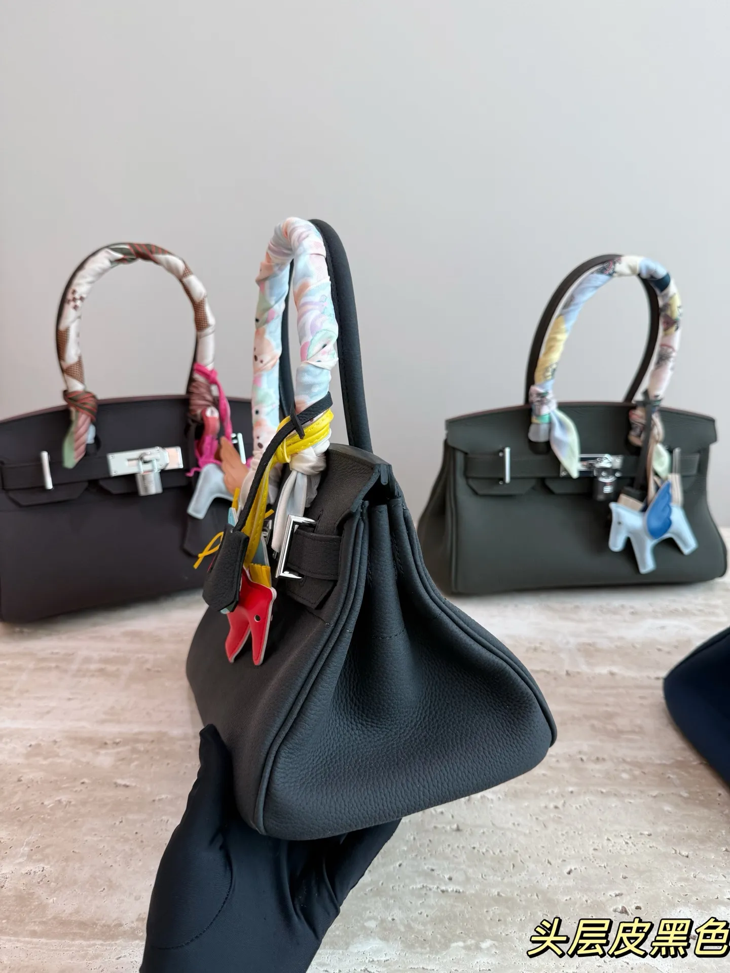 P330 爱马仕Birkin 30黑银手袋 🖤这款Birkin 30黑银手袋,采用黑色Togo小牛皮+银色金属扣,简约大气超有质感✨。30cm容量刚好,通勤日常都能装。手柄缠丝巾,时髦又护手,细节满分!Birkin系列以精湛工艺和稀缺性著称,黑银配色低调高级,百搭不挑衣服,是爱马仕经典款,收藏和实用兼备💼。配盒子