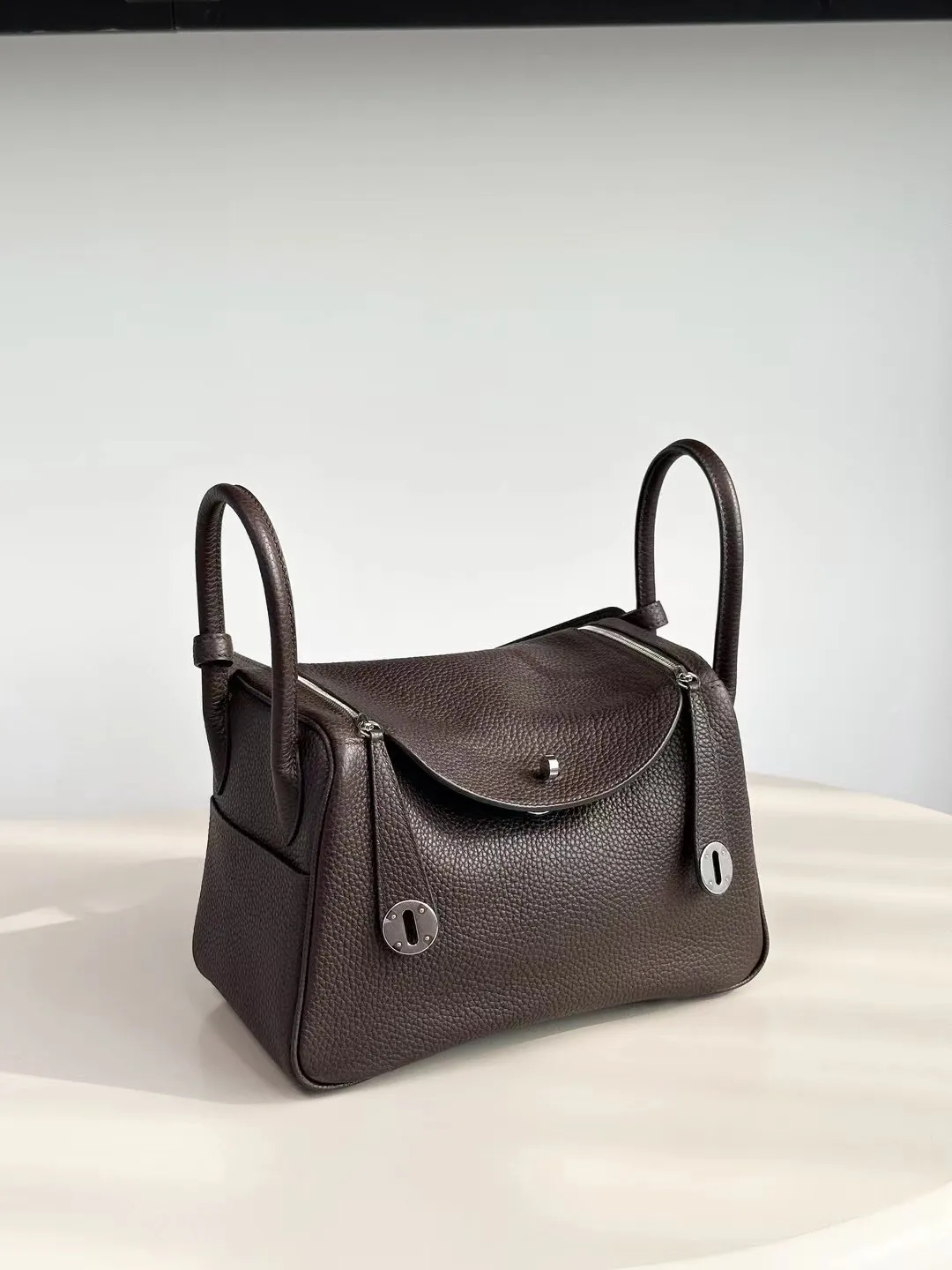 💰348包邮❗ 林迪26-乌木色 材质：头层TC牛皮 26x18x12cm：26x18x12cm 林迪26是整个lindy系列中最受欢迎的一款了，既有设计感又低调气质，最实用的26x18x12cm，适合上班通勤背