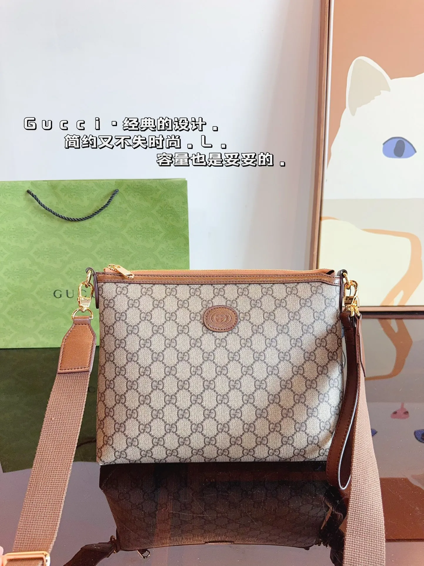 P160 GUCCI酷奇ophidia斜挎包. GG男包来咯~ 随着时间成长,压花也是经久耐看且永不过时的元素 这款包包造型小巧,依旧是复古的调性,方方正正的包型很好搭配衣服,可斜挎可作为手拿包,日常休闲和商务场合都可以驾驭,撞包率也很低,包身整体也很轻便,简约低调有质感尺寸:26*3*23cm