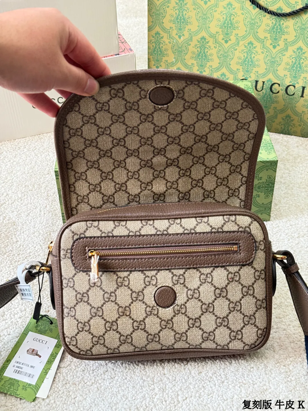 复刻版 牛皮 p195 Gucci GG Supreme帆布单肩包 sGucci GG Supreme帆布单肩包，经典双G老花帆布+棕色皮革饰边，复古又时髦艹。肩带是红绿蓝织带，点缀金属铆钉，超有个性！尺寸适中，通勤休闲都OK，拉链开合更安全。GG Supreme帆布耐磨防水，百搭不挑衣服，时尚实用两不误~ 尺寸 22 15cm
